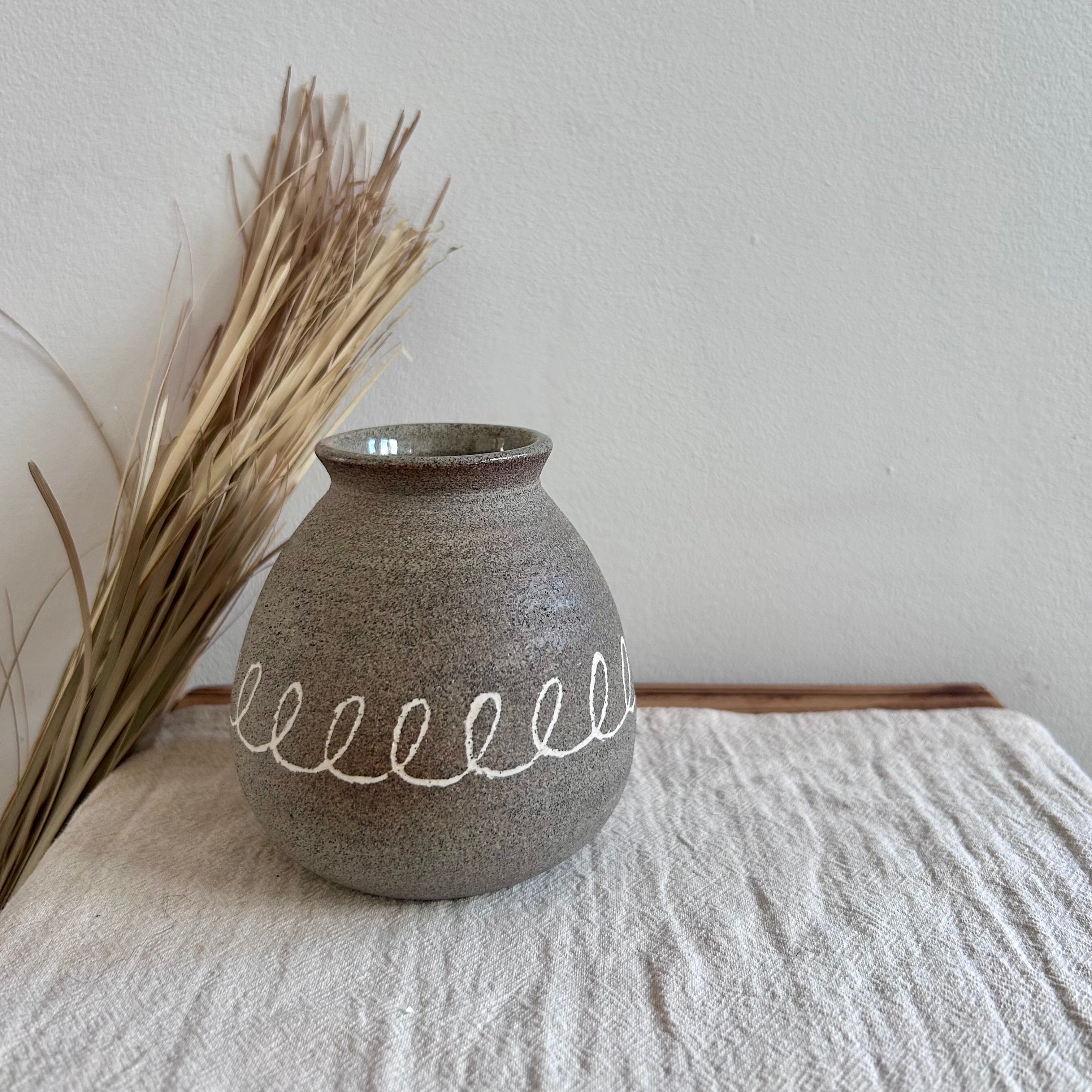 Ceramiczny Wazonik Wabi Sabi – Toczony na Kole, Szara Kamionka | Dekoracja Mishima – Wzór Pętli | wys. 9 cm - Alike Pottery Studio