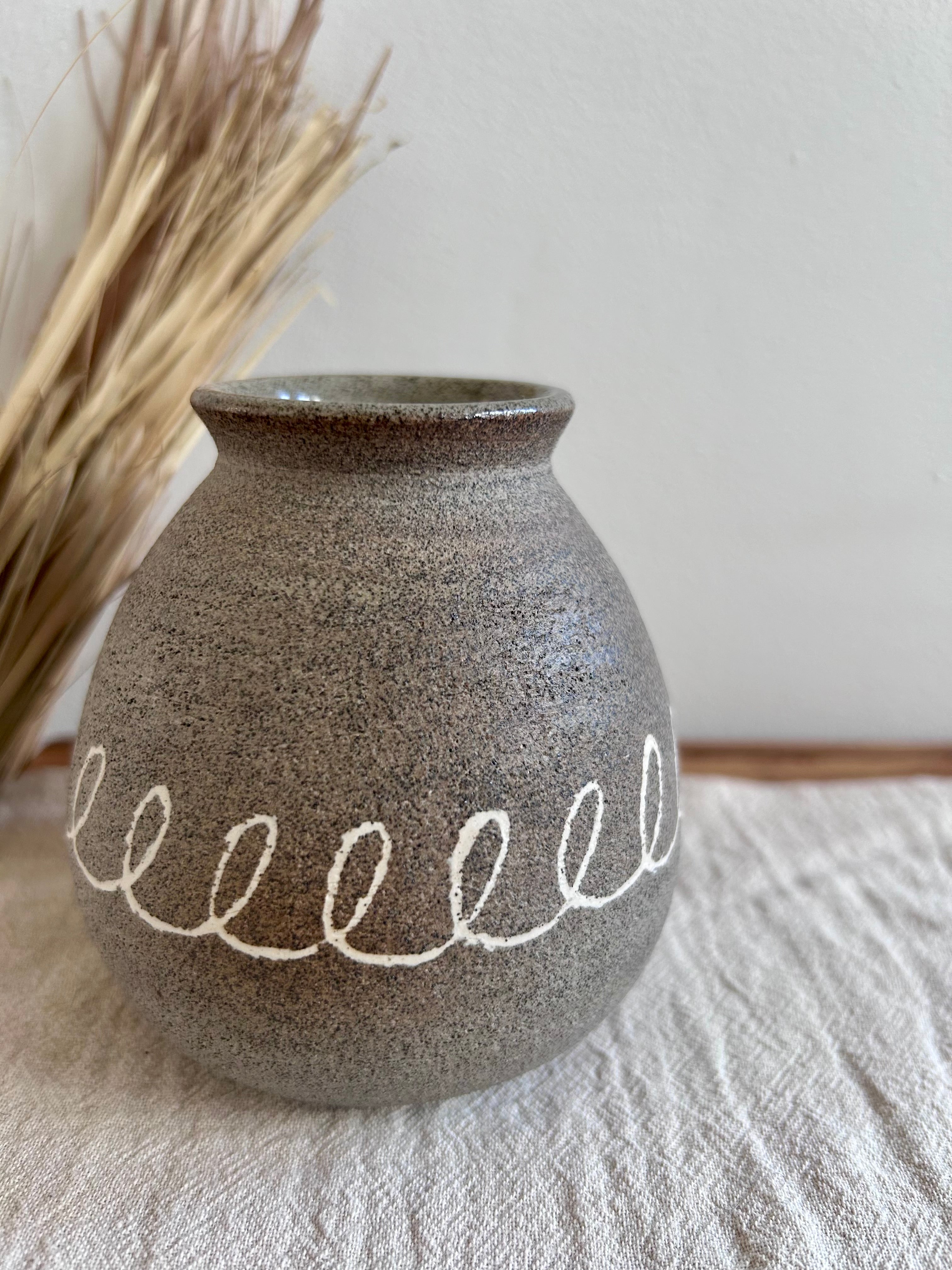 Ceramiczny Wazonik Wabi Sabi – Toczony na Kole, Szara Kamionka | Dekoracja Mishima – Wzór Pętli | wys. 9 cm - Alike Pottery Studio