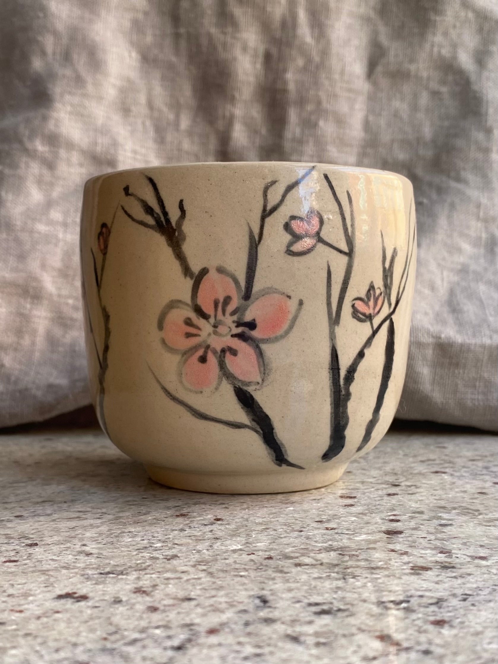 Czarka yunomi z kamionki kwiaty śliwy szeroka - Alike Pottery Studio