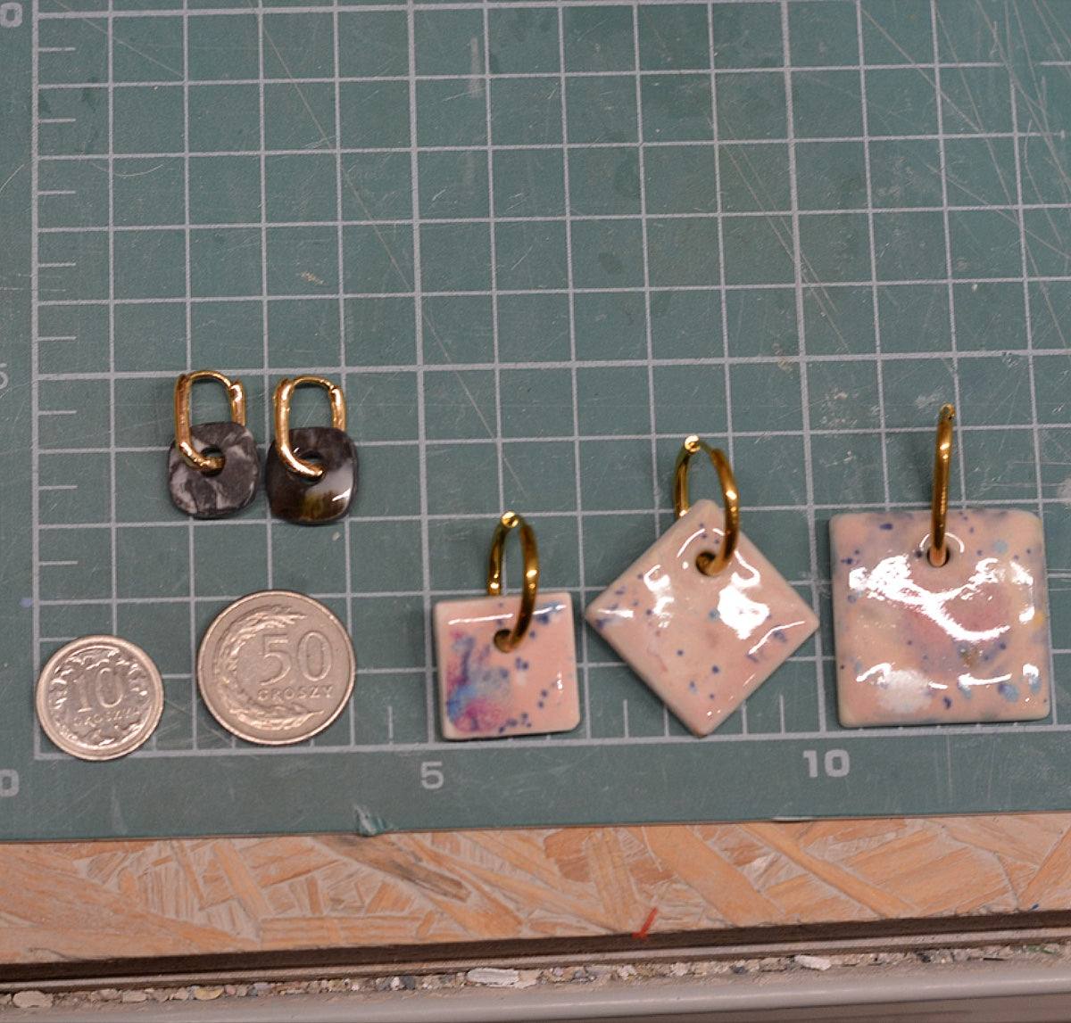 Kolczyki porcelanowe, mini kafelki. Pastelowo różowe tło oraz błękity i fiolety #4