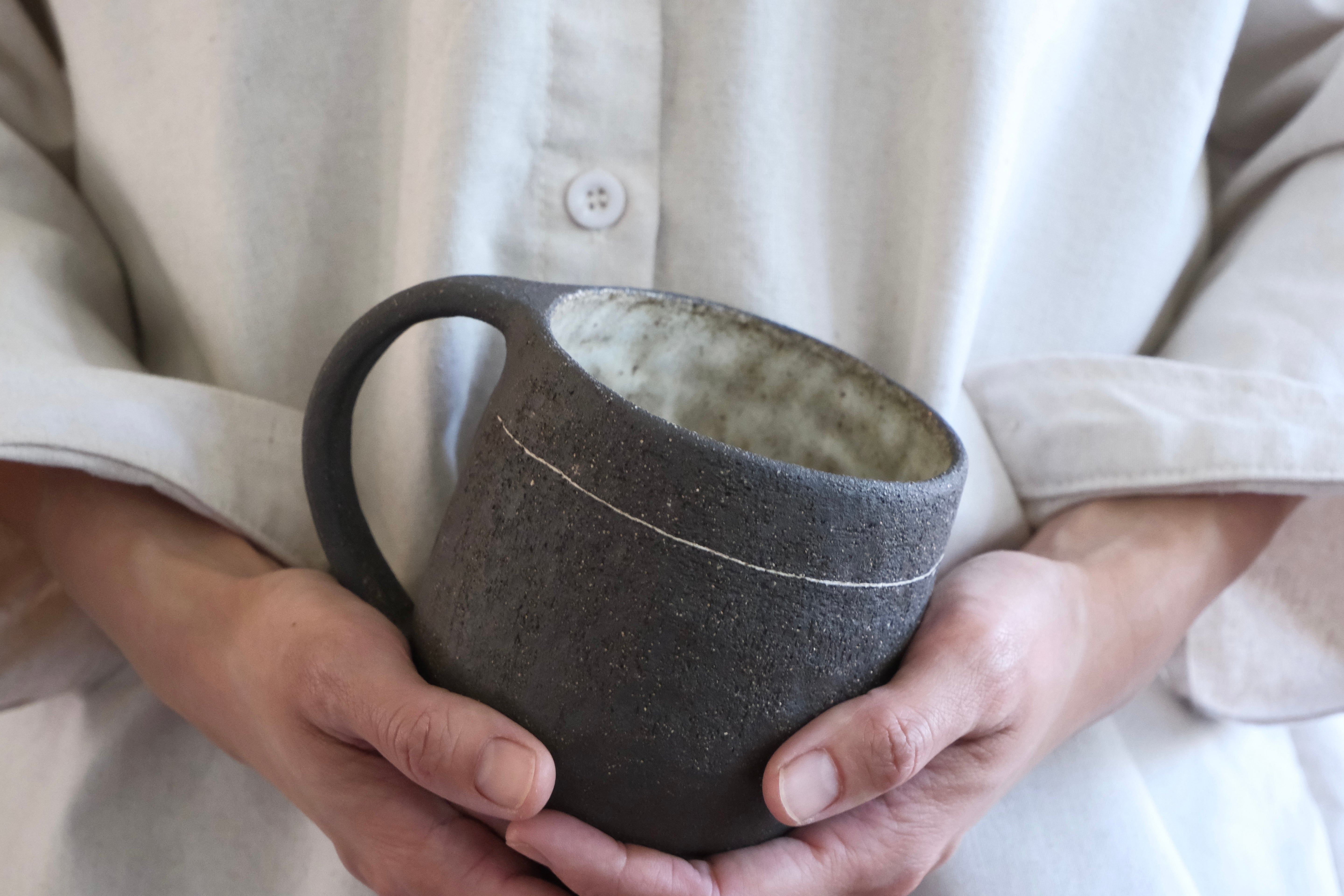Ceramiczny Kubek z Uszkiem – Ręcznie Lepiony, Ciemnobrązowa Kamionka | Styl Wabi Sabi | 380ml