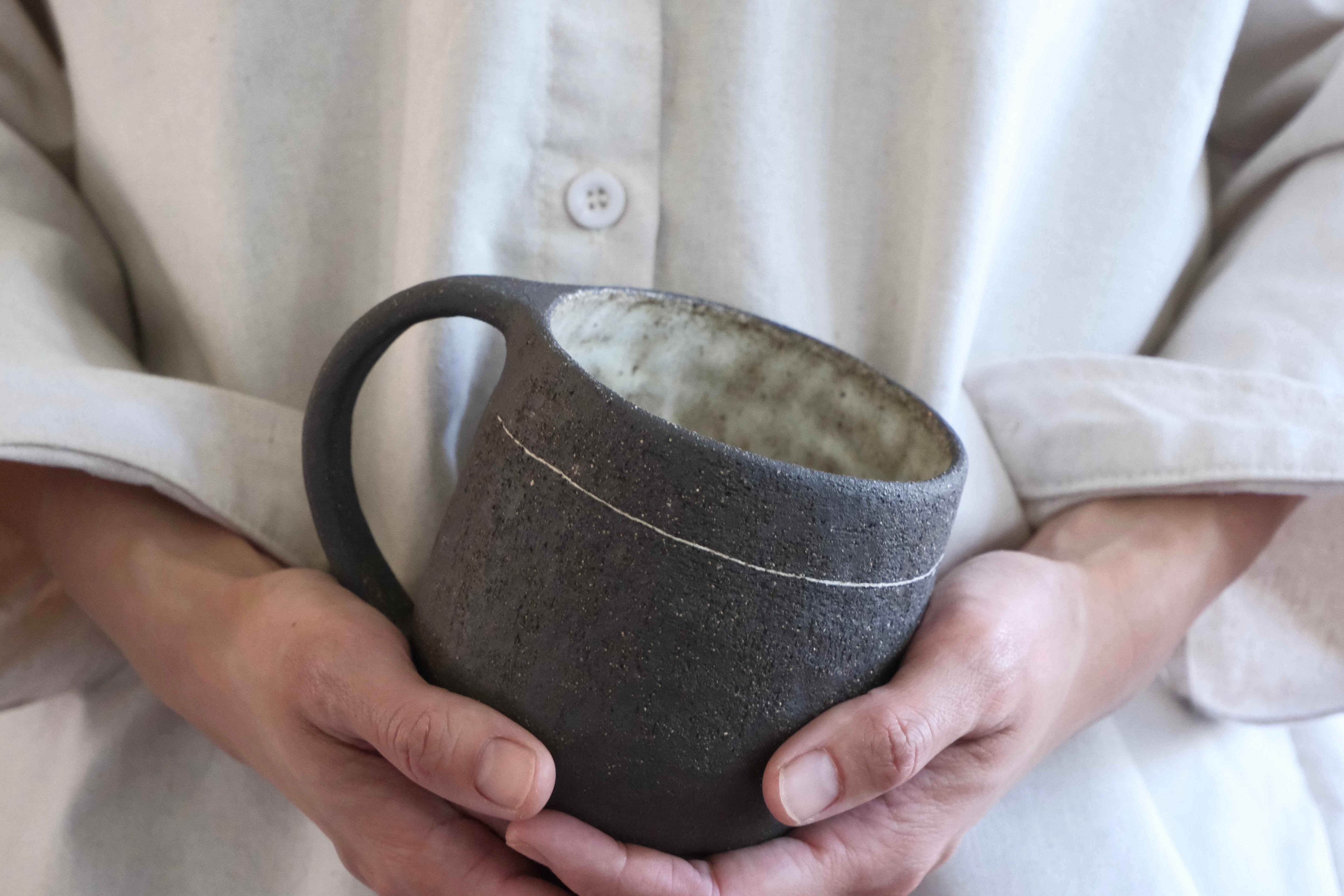 Ceramiczny Kubek z Uszkiem – Ręcznie Lepiony, Ciemnobrązowa Kamionka | Styl Wabi Sabi | 380ml