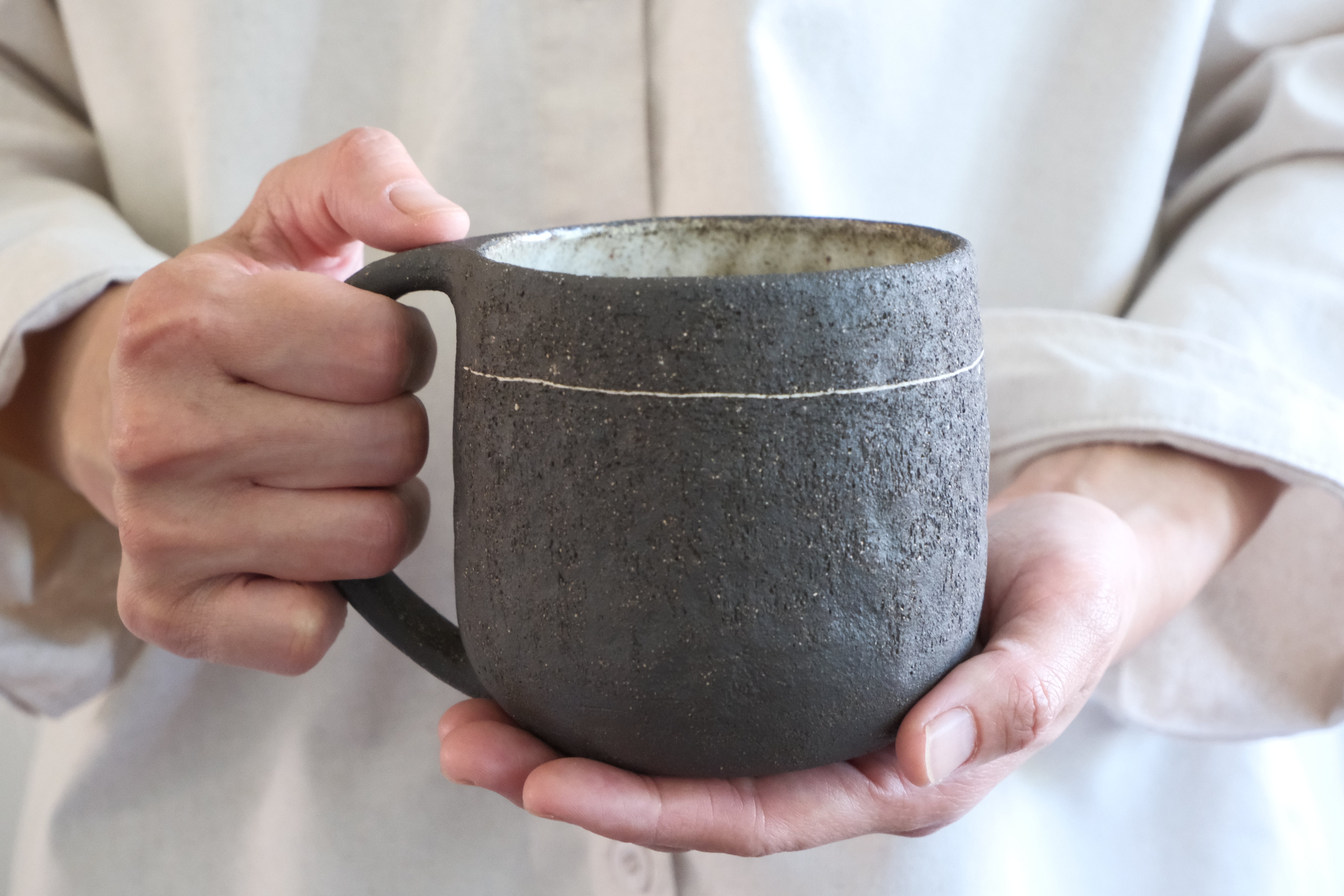 Ceramiczny Kubek z Uszkiem – Ręcznie Lepiony, Ciemnobrązowa Kamionka | Styl Wabi Sabi | 380ml