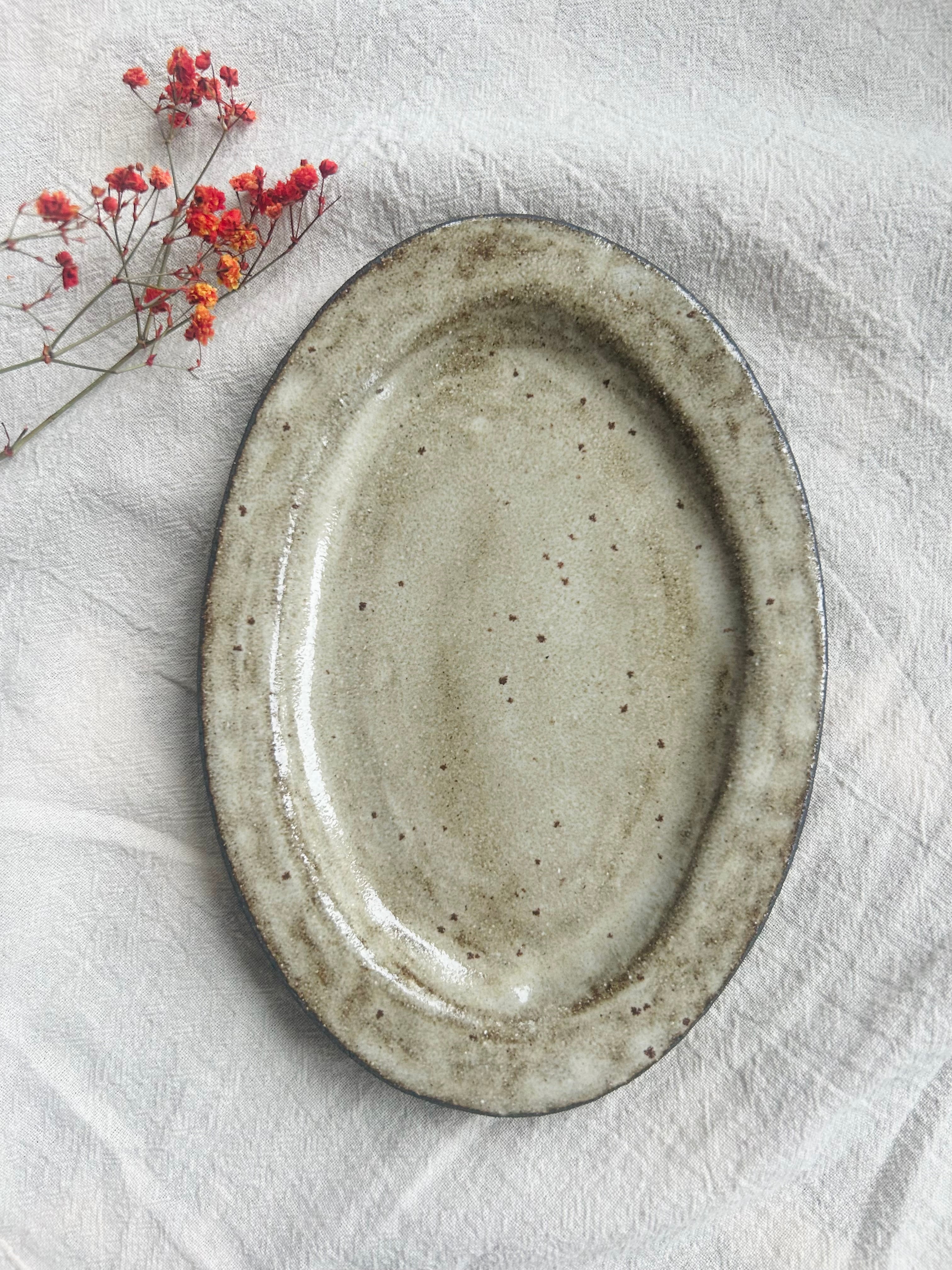 Owalny talerz ceramiczny 18,5 × 13 cm – ręcznie robiony