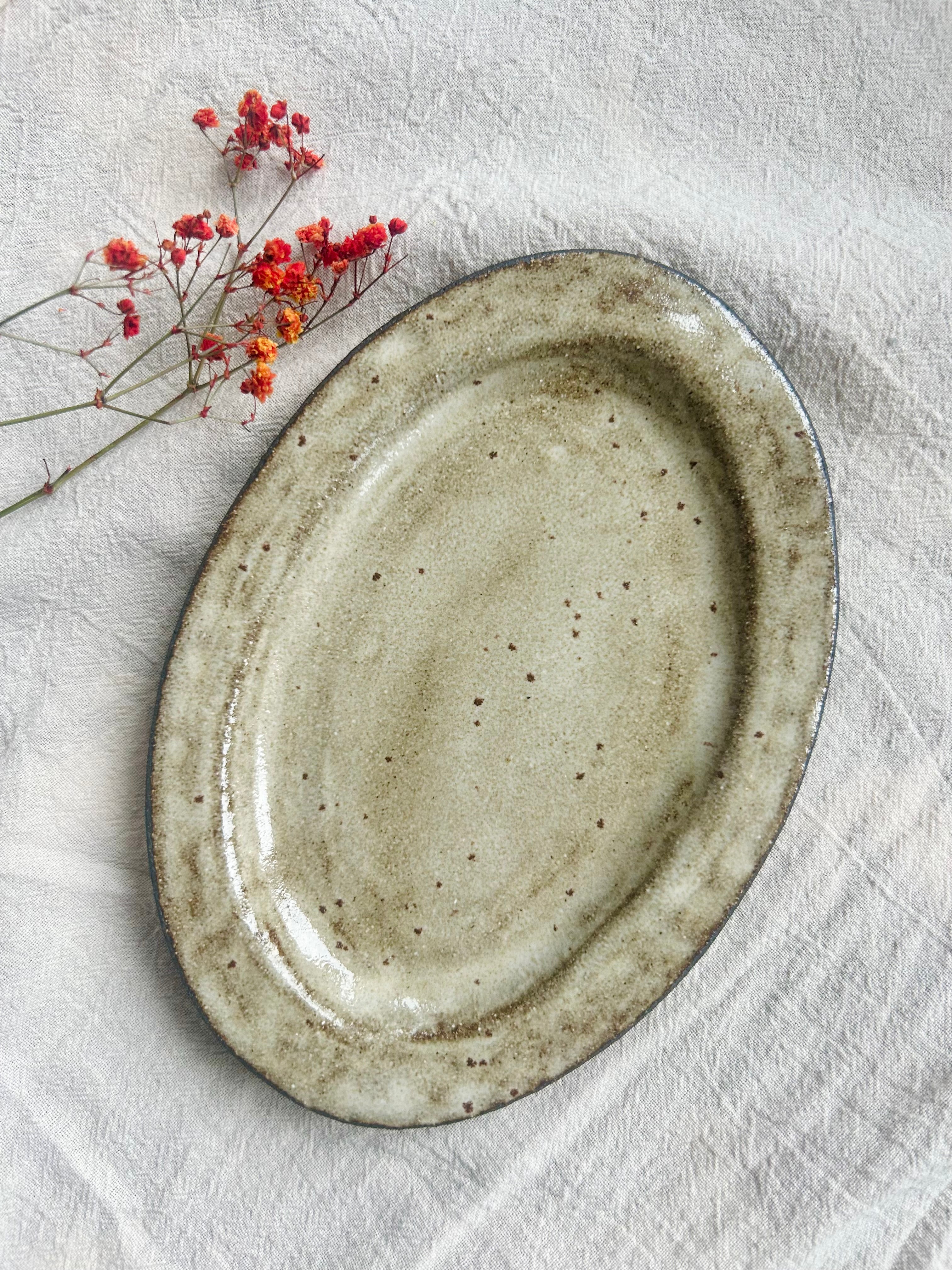 Owalny talerz ceramiczny 18,5 × 13 cm – ręcznie robiony