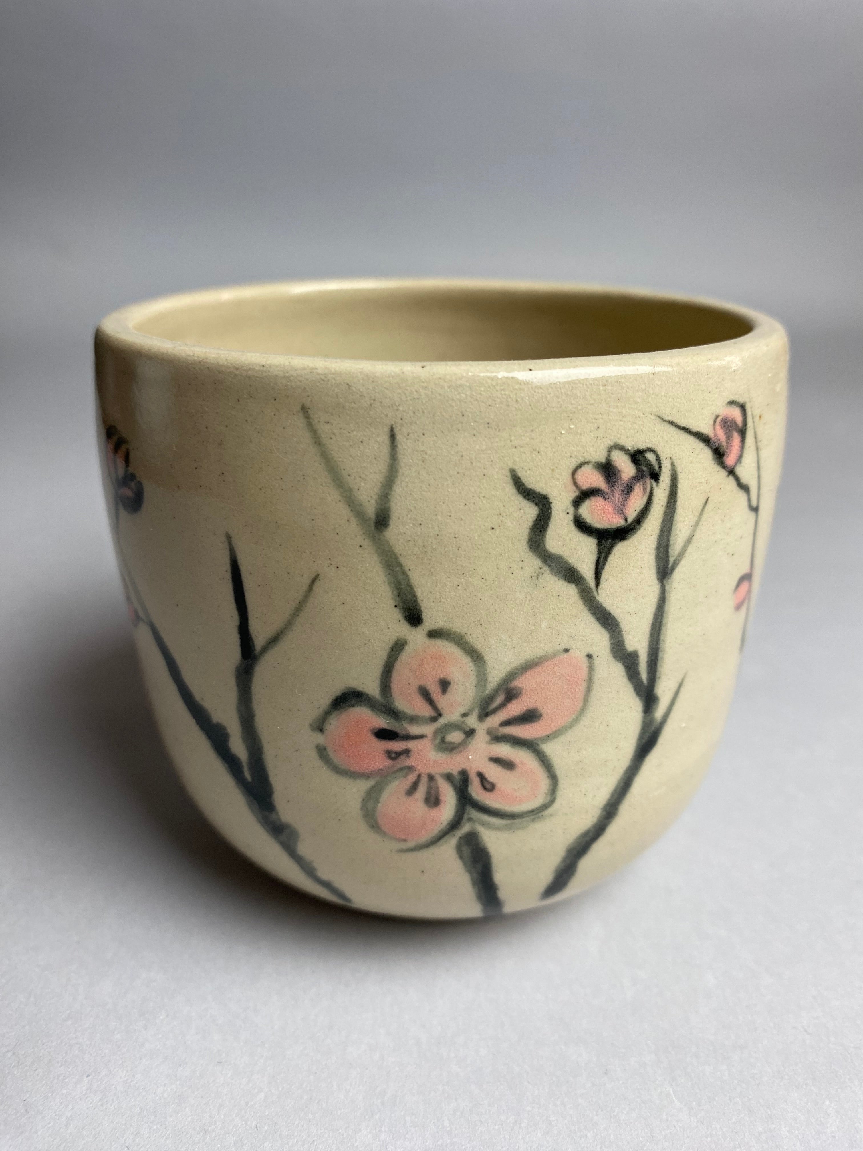 Czarka yunomi z kamionki kwiaty śliwy szeroka - Alike Pottery Studio