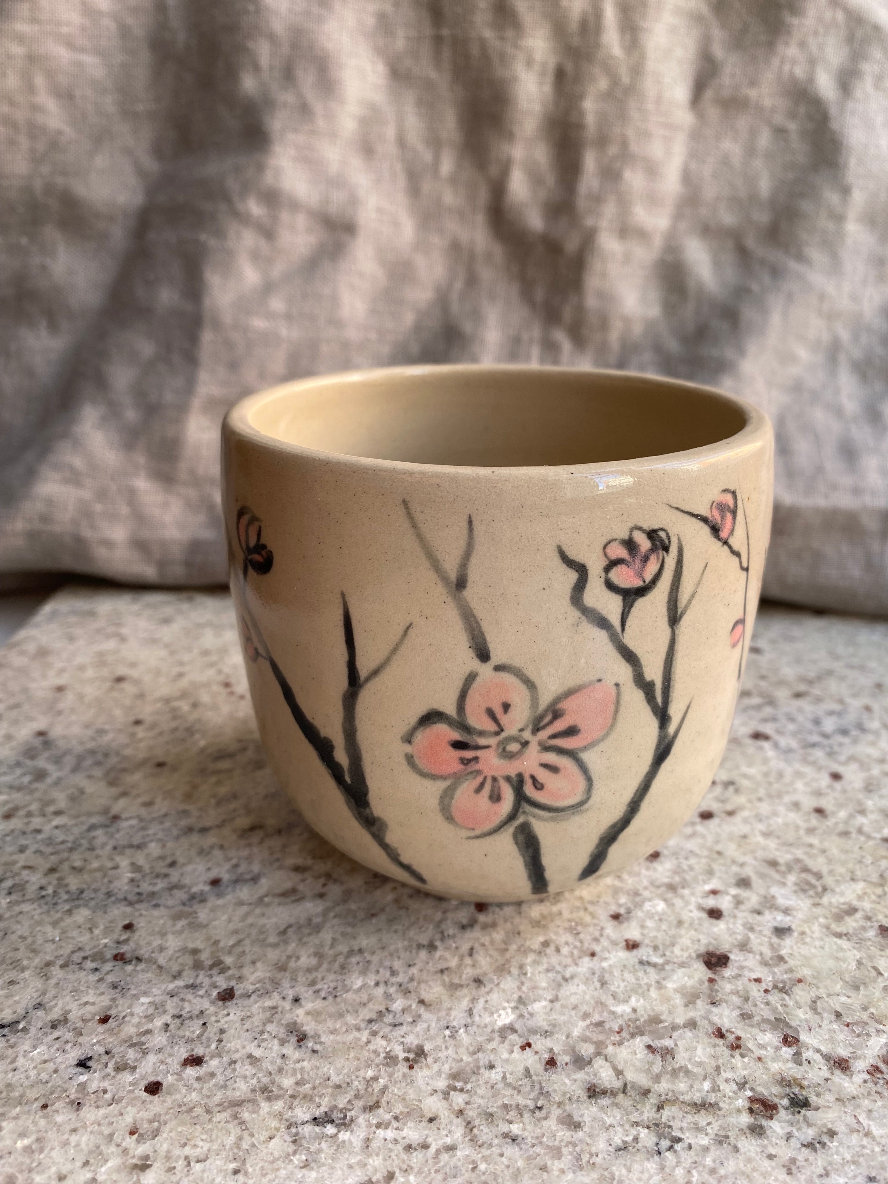 Czarka yunomi z kamionki kwiaty śliwy szeroka - Alike Pottery Studio