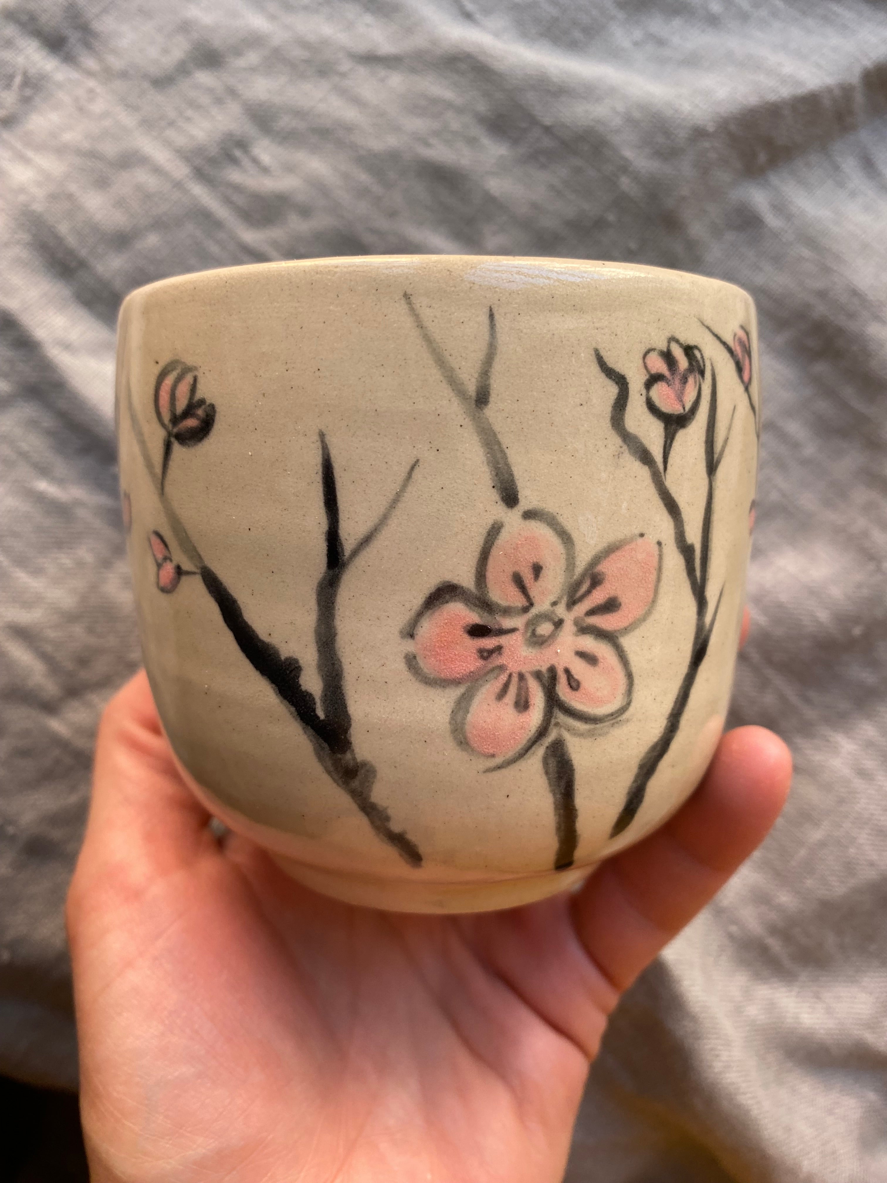 Czarka yunomi z kamionki kwiaty śliwy szeroka - Alike Pottery Studio