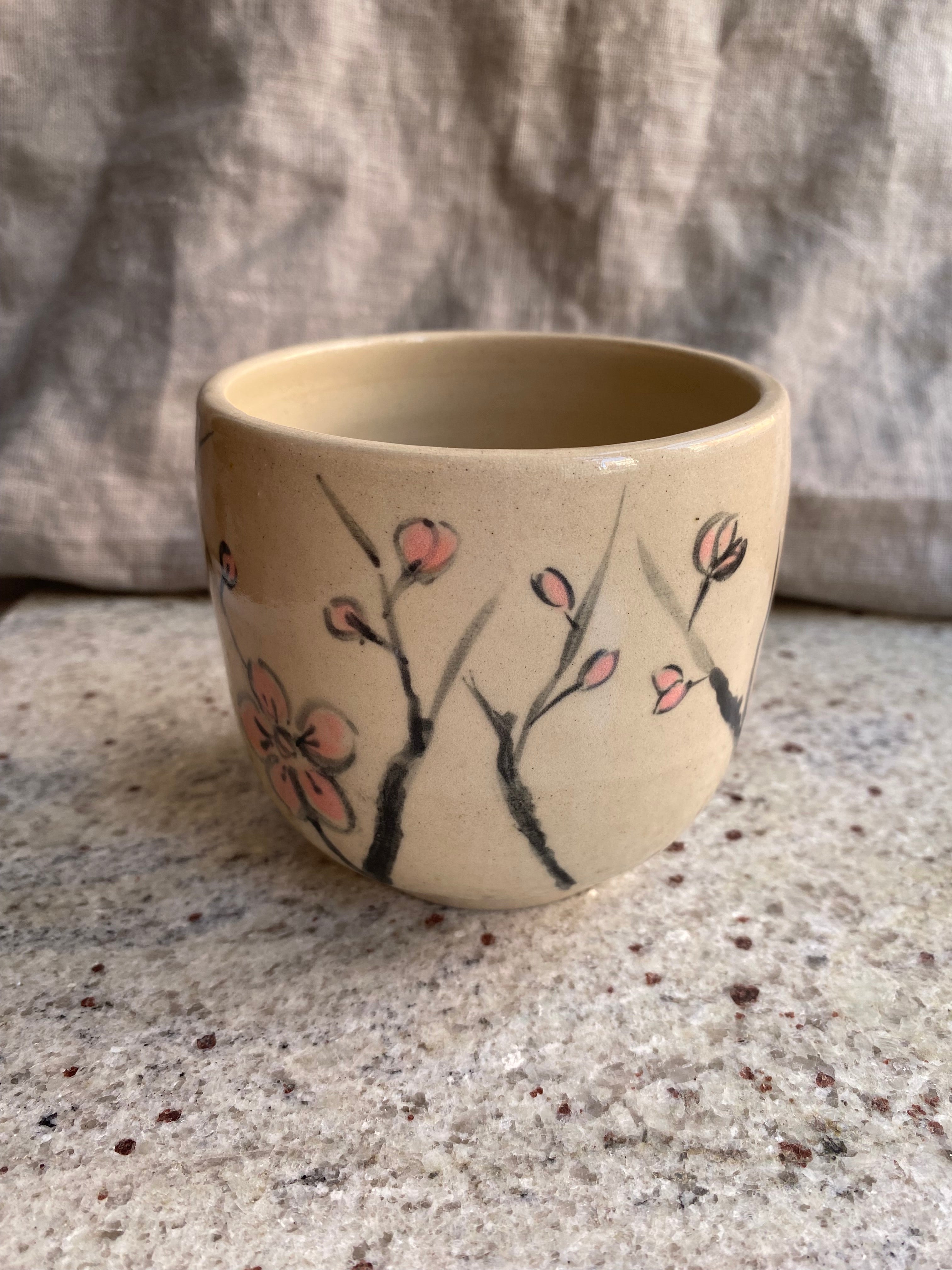 Czarka yunomi z kamionki kwiaty śliwy szeroka - Alike Pottery Studio