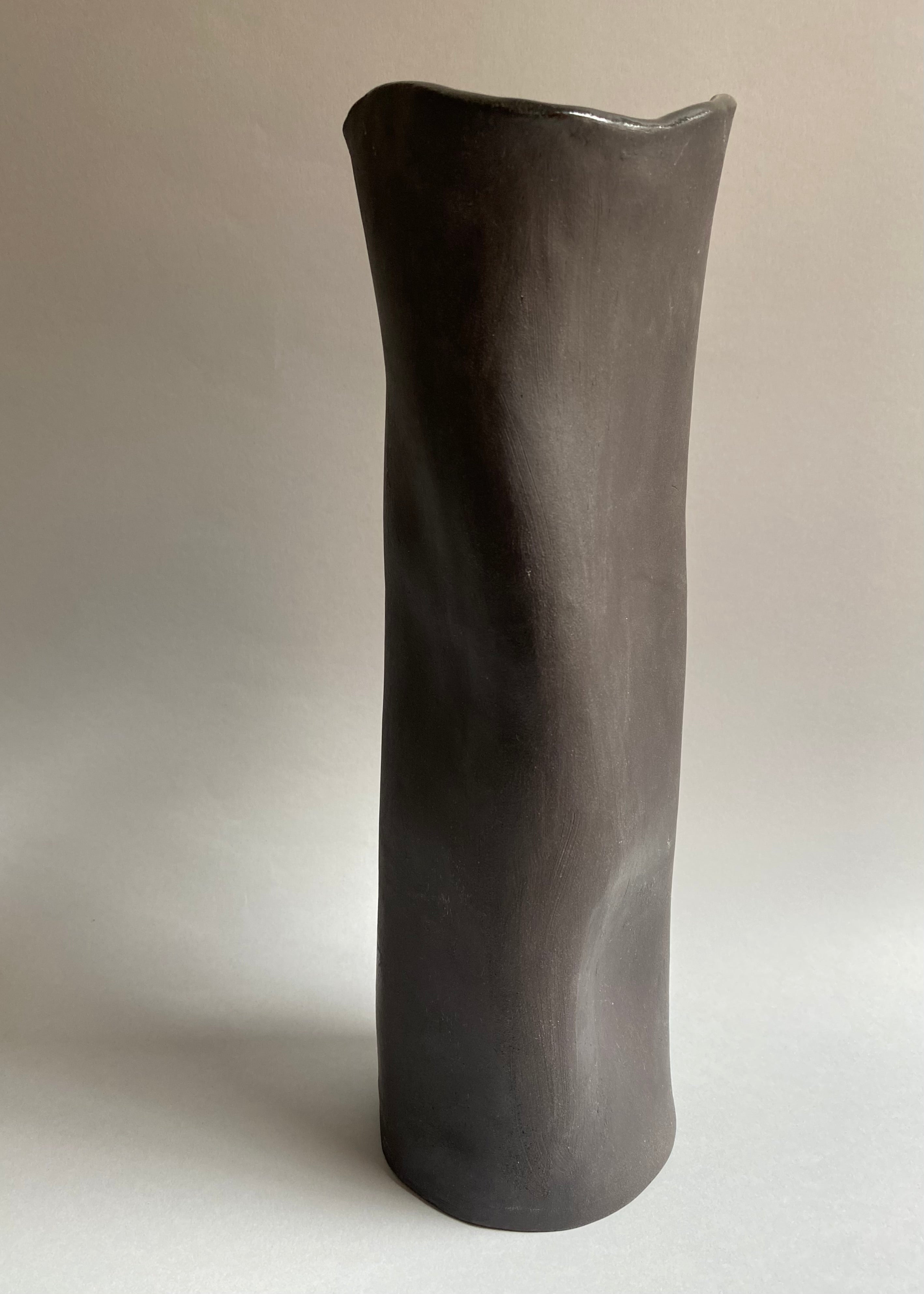Wazon czarny gięty wysoki nr 1