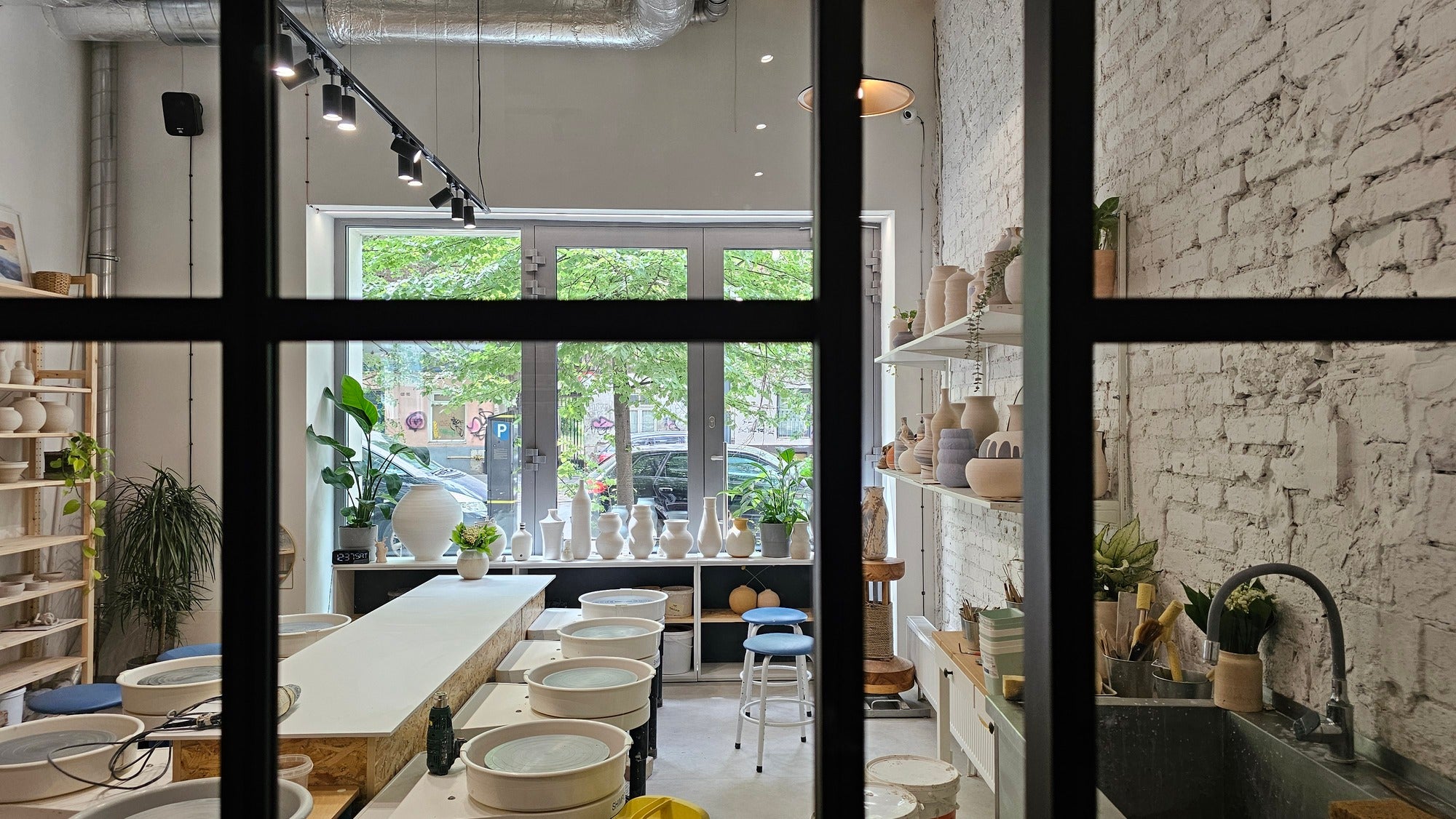 Ceramika w kadrze - Alike Pottery Studio