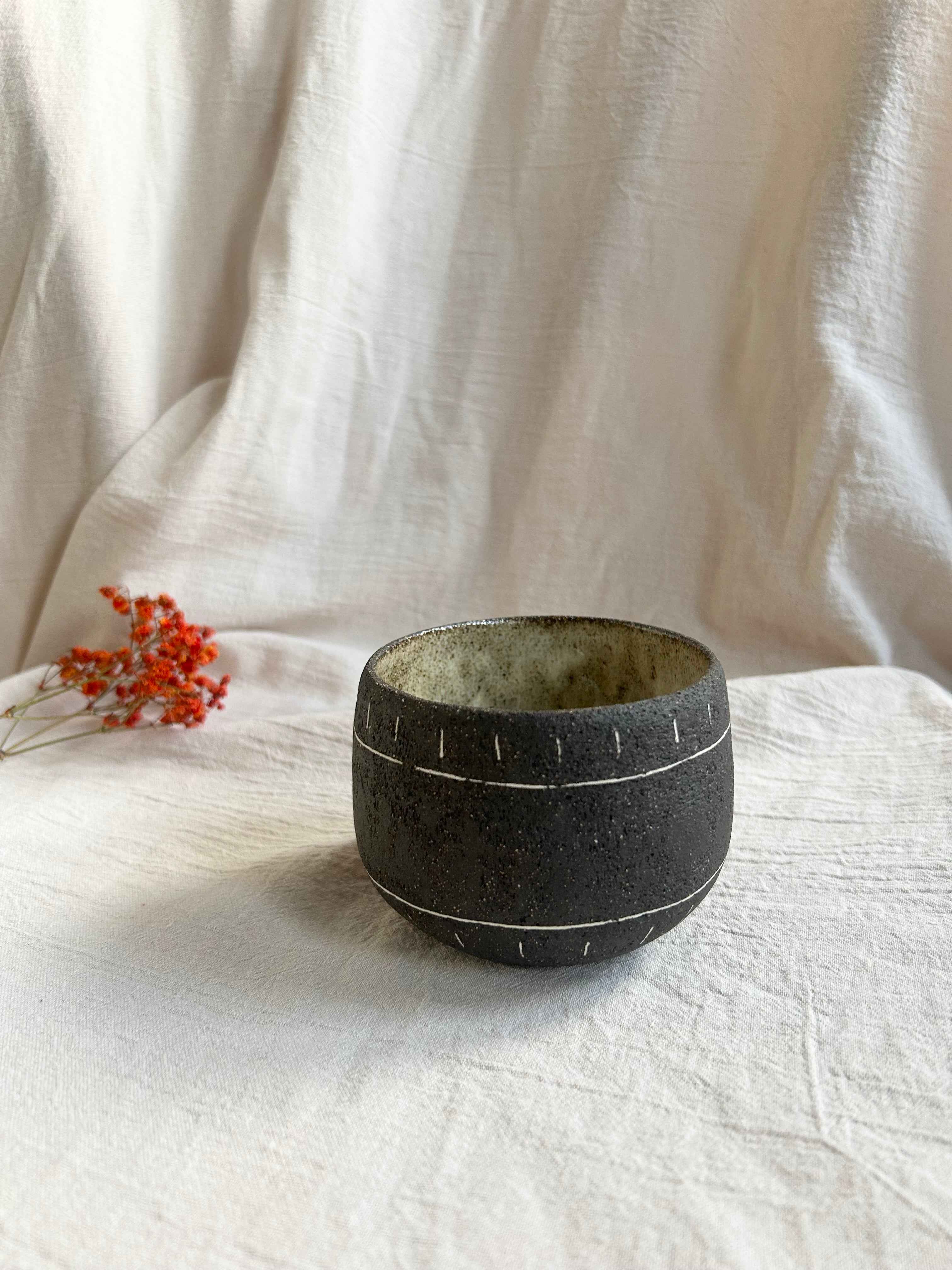 Ceramiczny Kubek Wabi Sabi – Ręcznie Robiony z Kamionki | Idealny na Kawę, Herbatę i Matchę | 250ml
