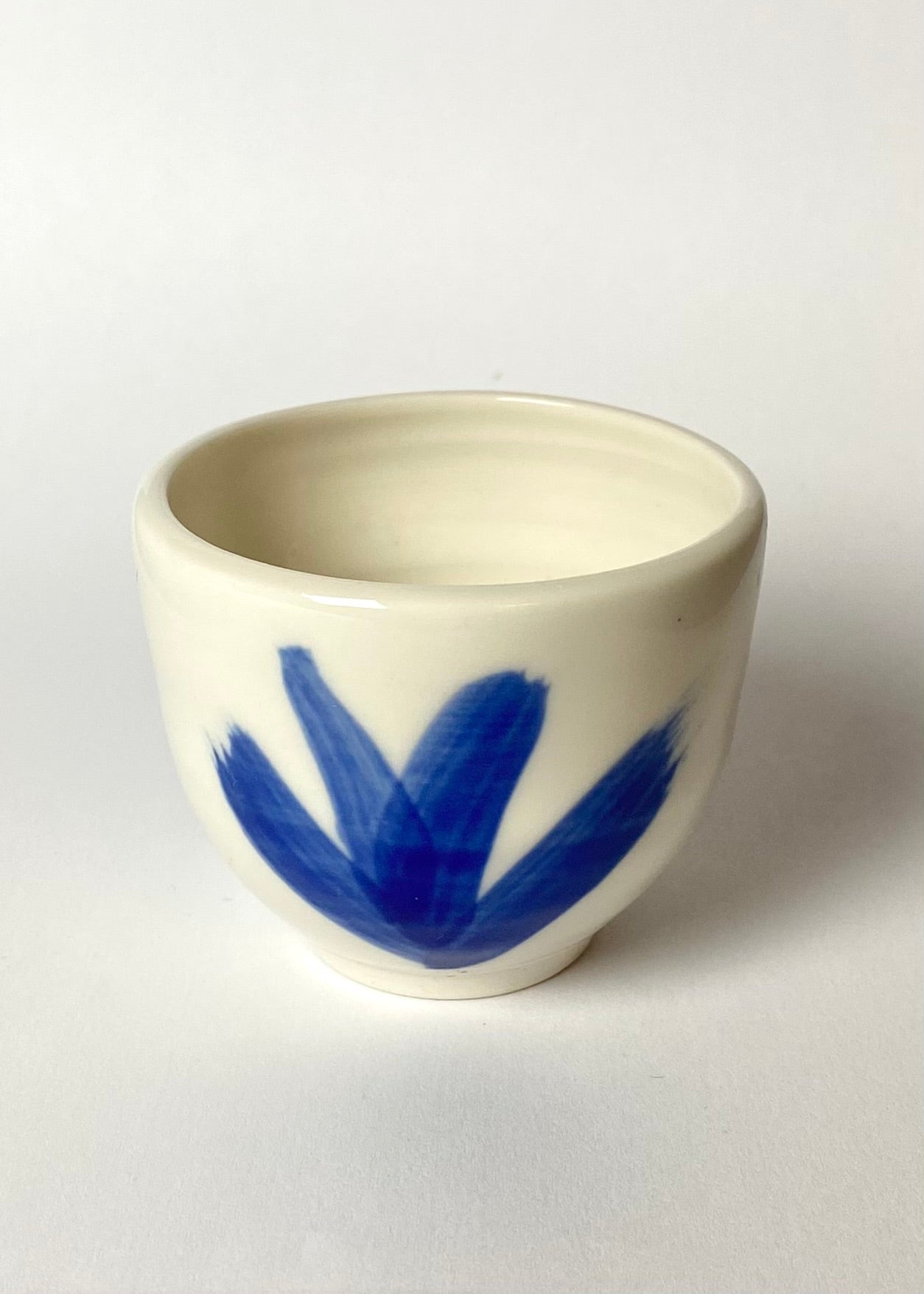 Mała czarka z porcelany malowana nr 2