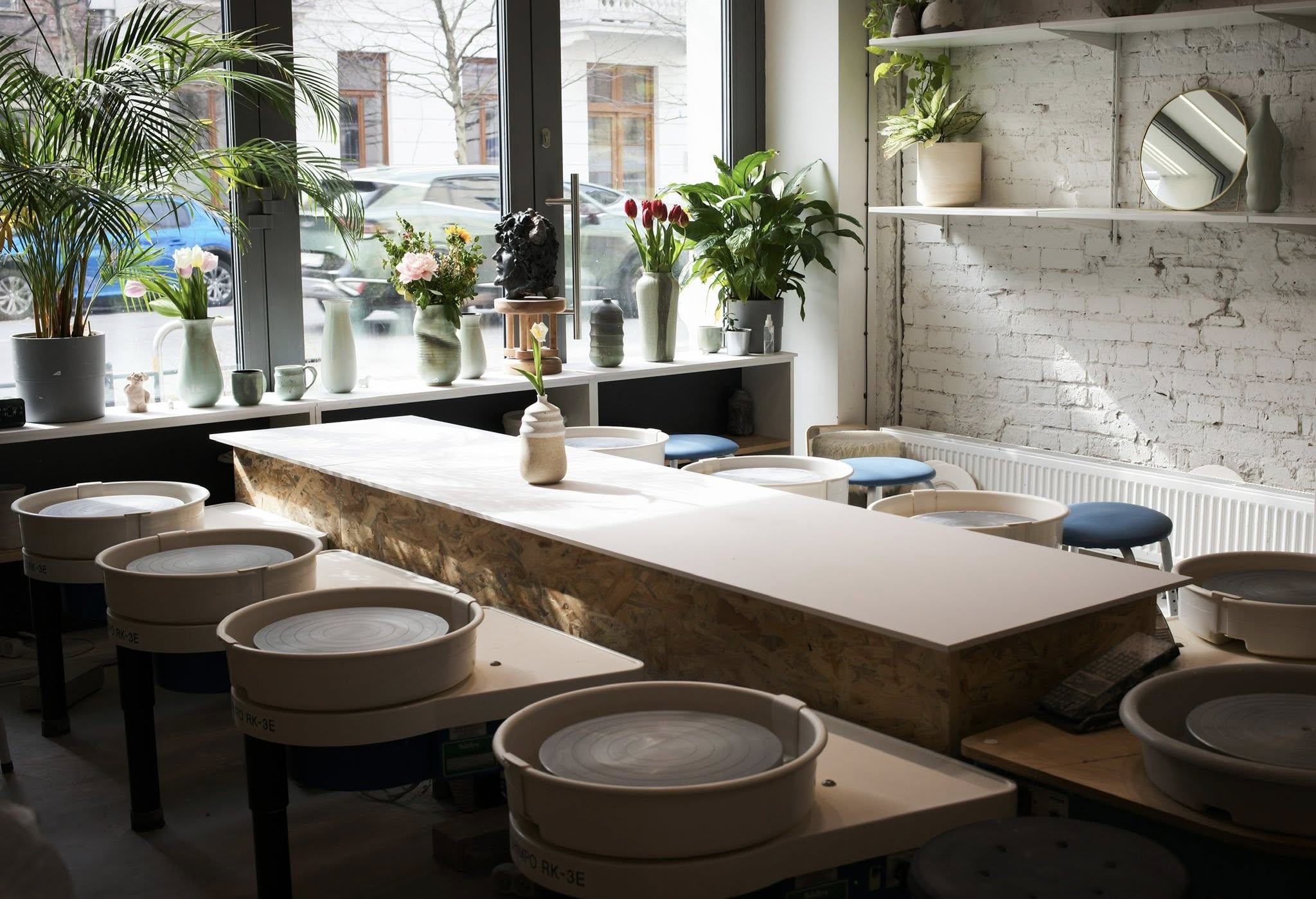 Połączenie toczenia i tworzenia lub zdobienia dla grupy do 22 osób - Alike Pottery Studio