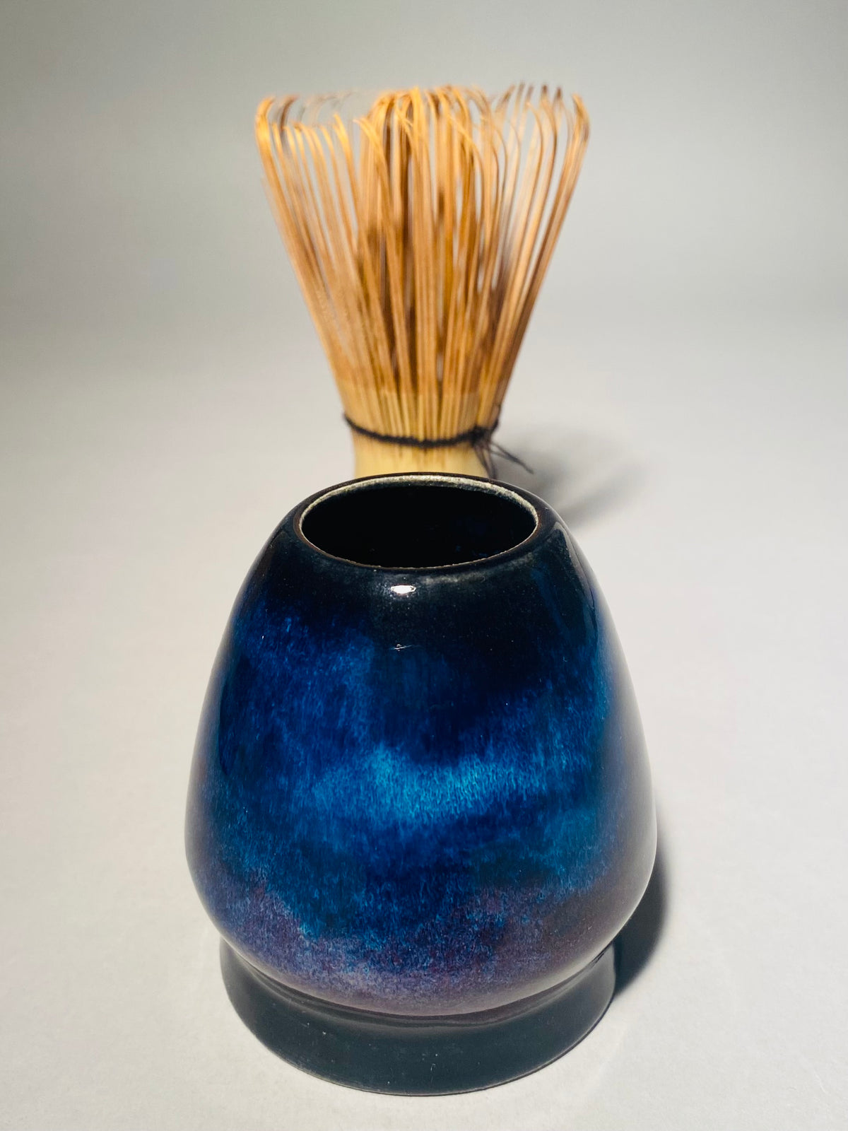 Ceramiczny stojak na chasen do matchy