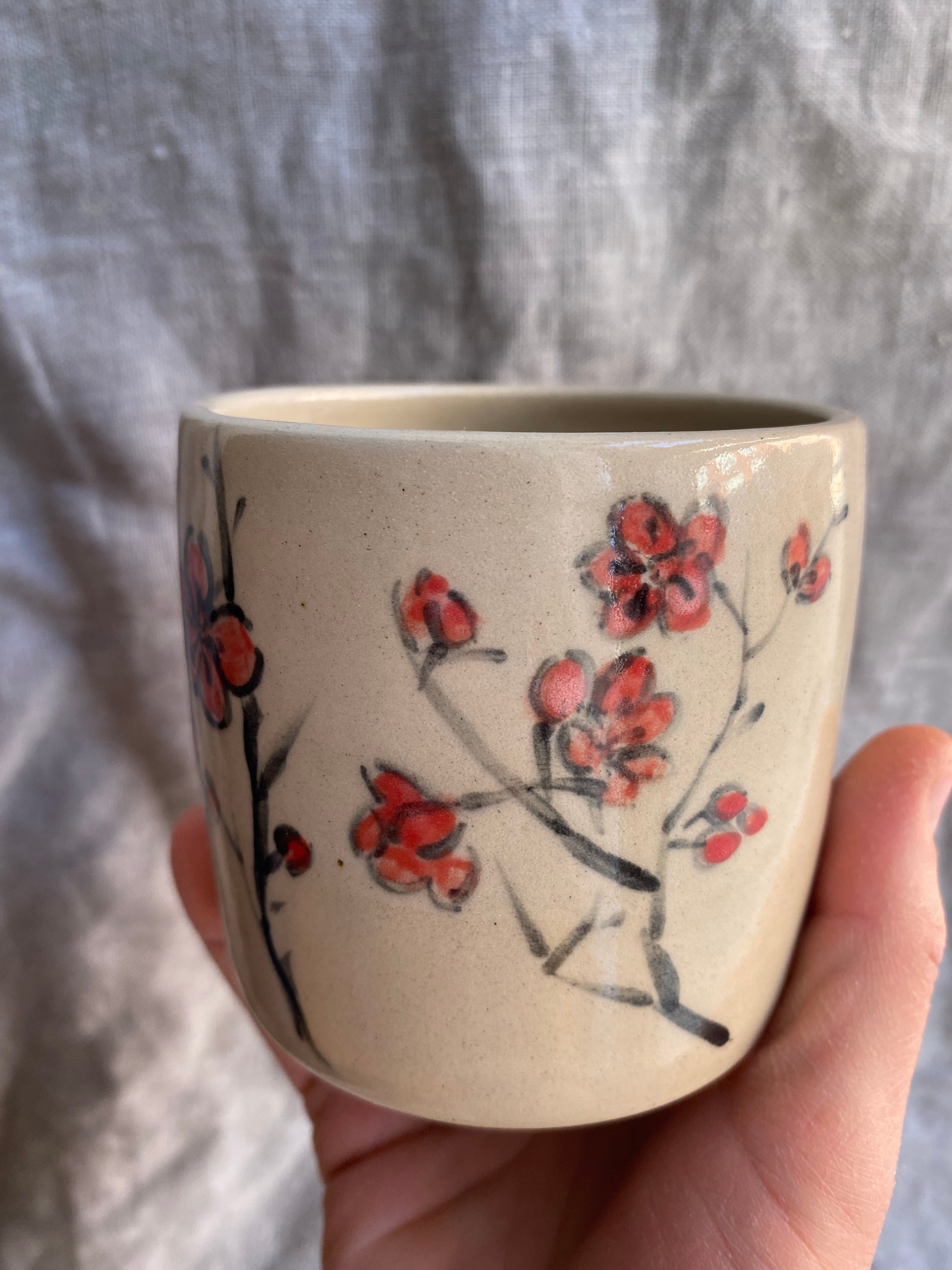 Czarka yunomi z kamionki kwiaty śliwy - Alike Pottery Studio