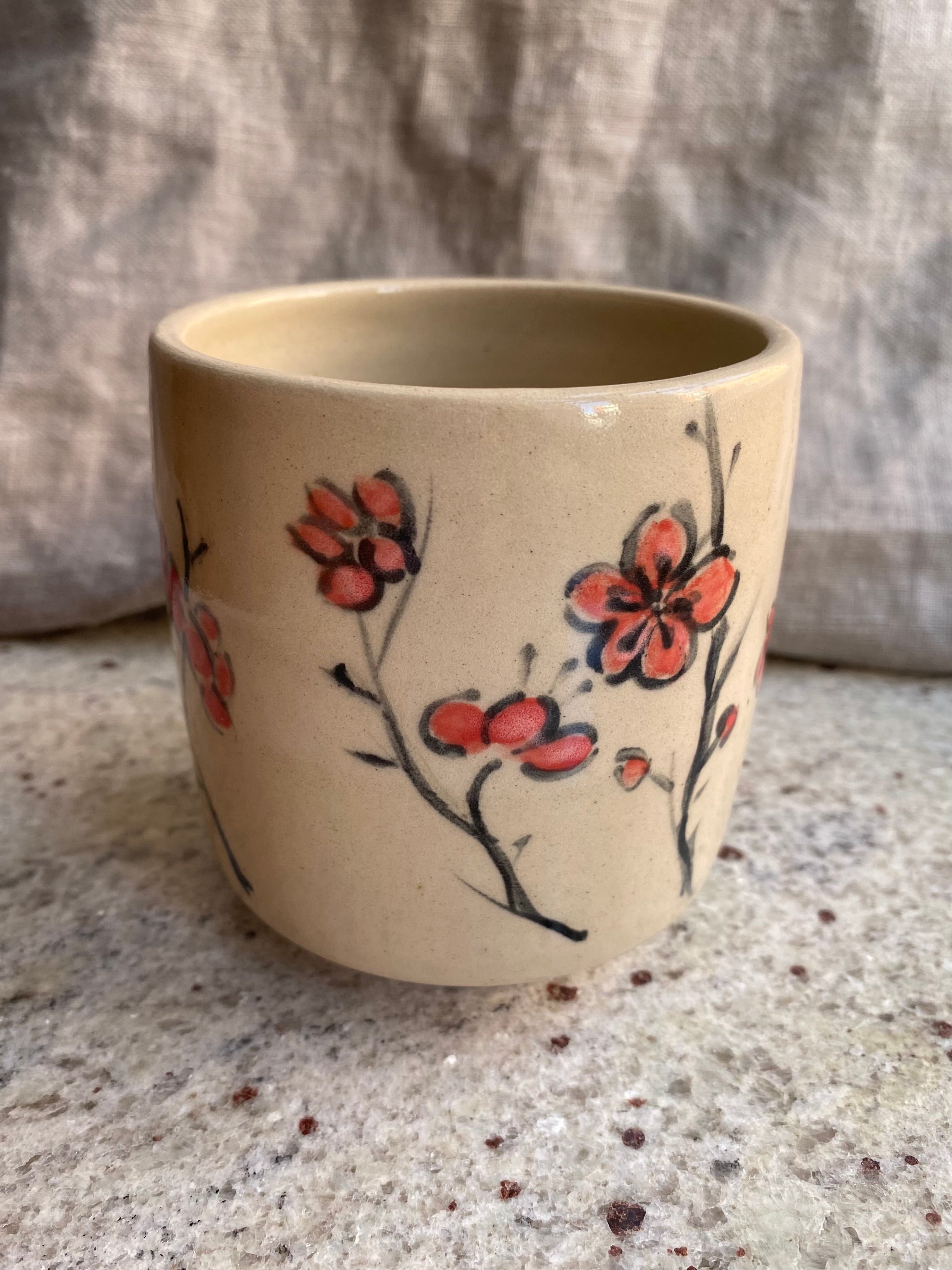 Czarka yunomi z kamionki kwiaty śliwy - Alike Pottery Studio