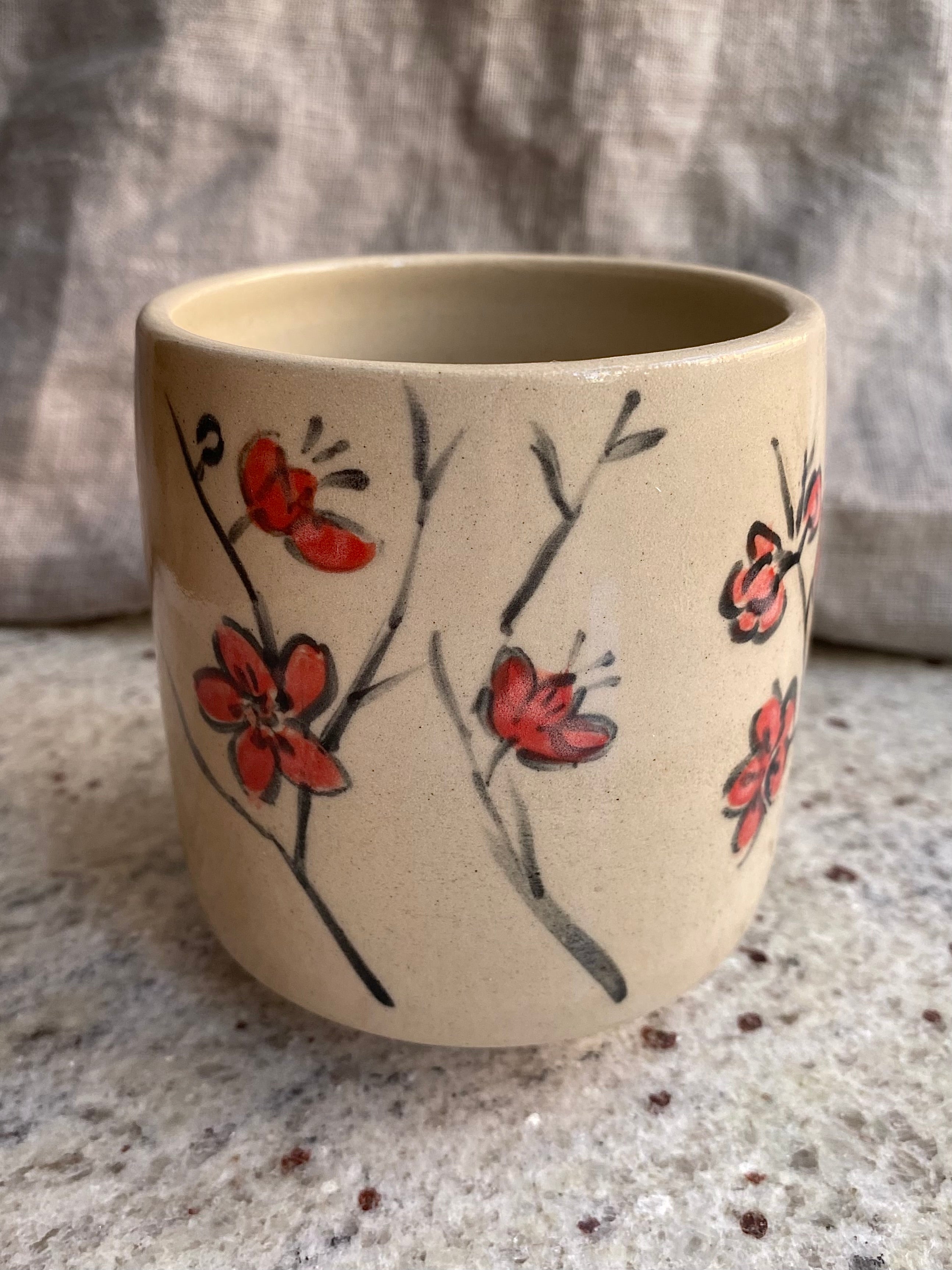 Czarka yunomi z kamionki kwiaty śliwy - Alike Pottery Studio