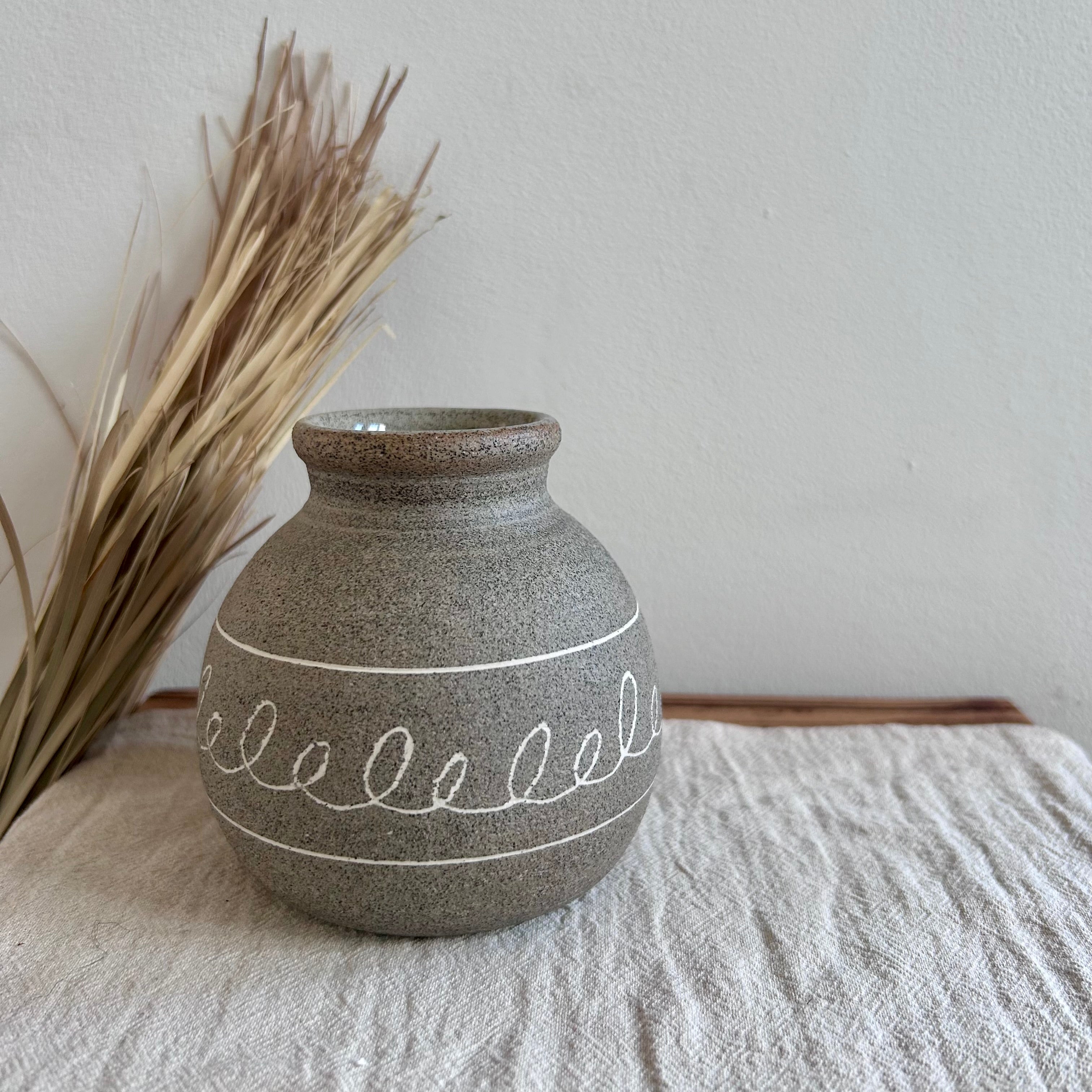 Ceramiczny Wazonik Wabi Sabi – Toczony na Kole, Szara Kamionka z Dekoracją Mishima | Styl Japandi | wys. 9 cm - Alike Pottery Studio