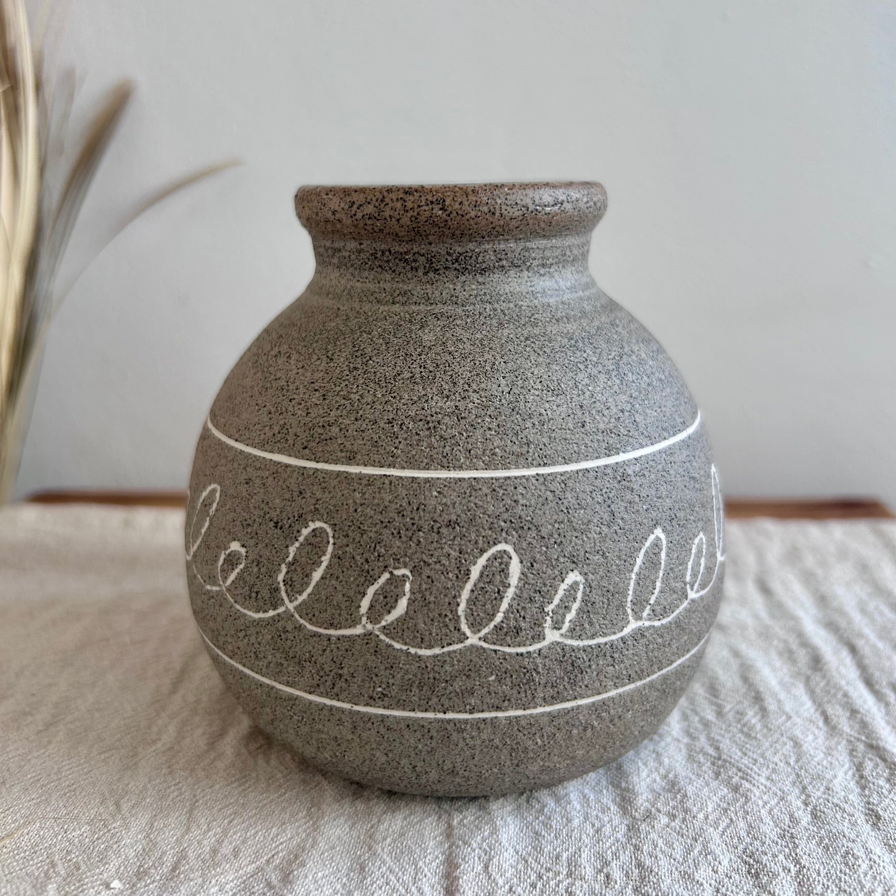 Ceramiczny Wazonik Wabi Sabi – Toczony na Kole, Szara Kamionka z Dekoracją Mishima | Styl Japandi | wys. 9 cm - Alike Pottery Studio