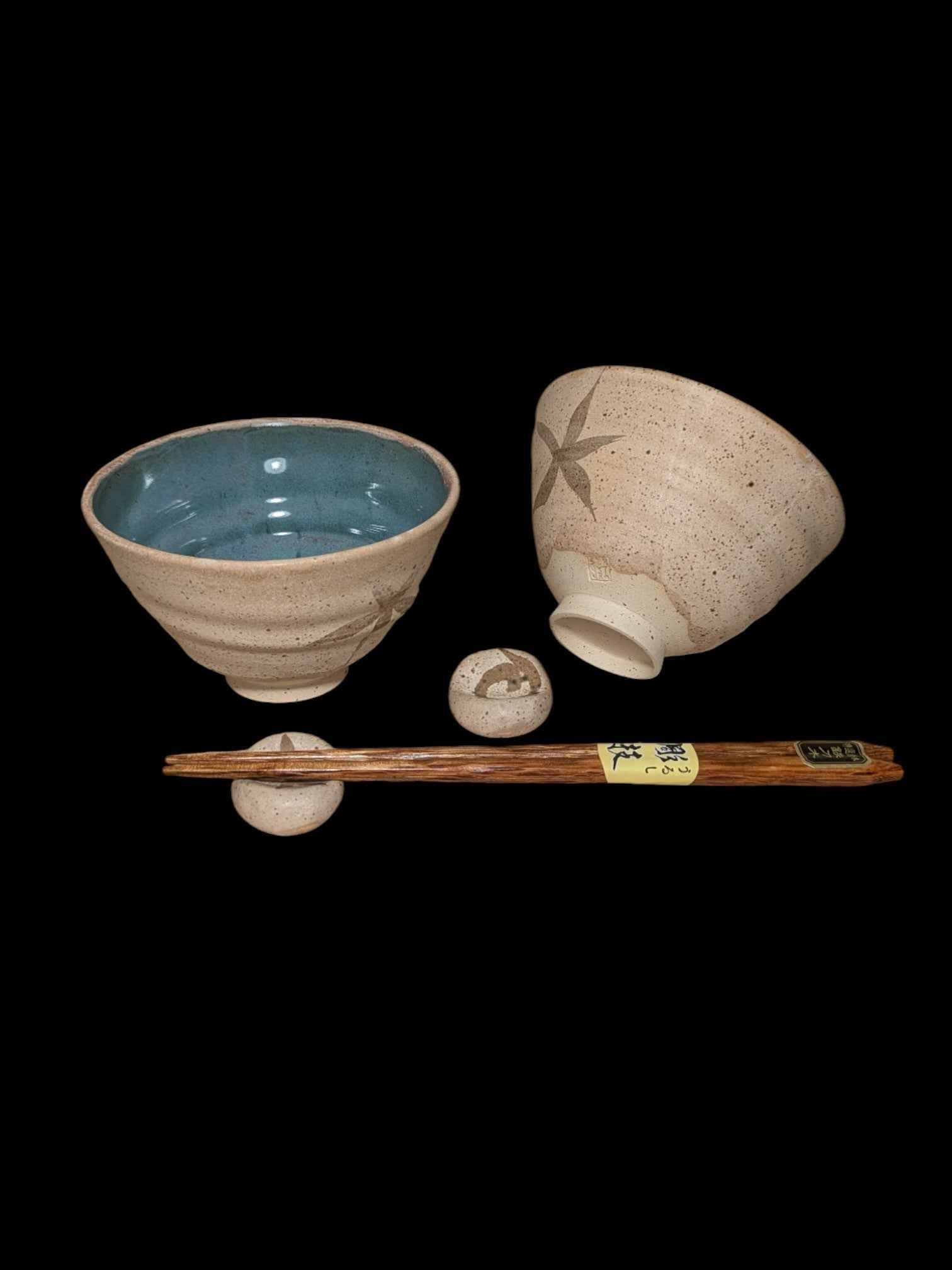 Zestaw dwóch misek do ryżu z podstawkami pod pałeczki. Donburi + Hashioki
