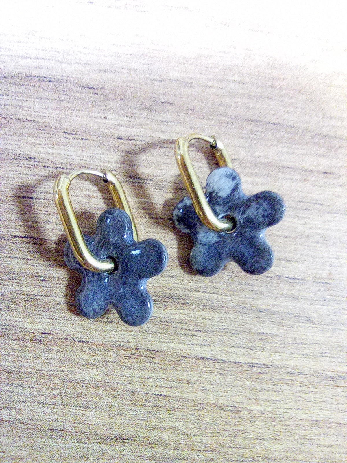 Kolczyki czarne kwiatki z barwionej porcelany w technice nerikomi #15 - Alike Pottery Studio