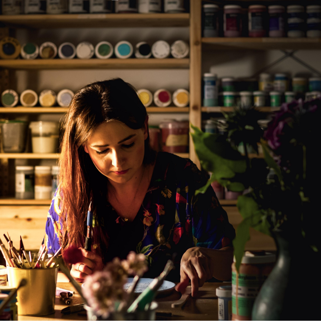 Malowanie i zdobienie talerzy w technice Sgraffito