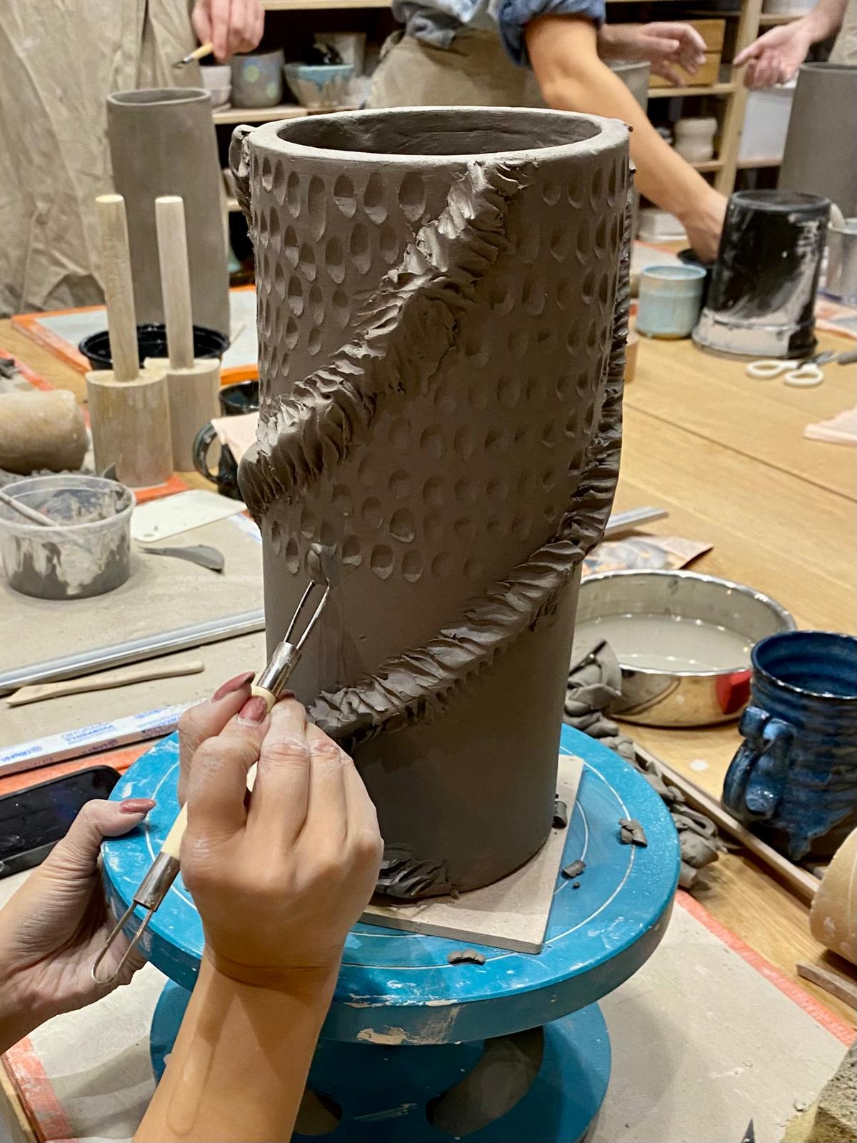 Lepienie wazonów z płata - Alike Pottery Studio