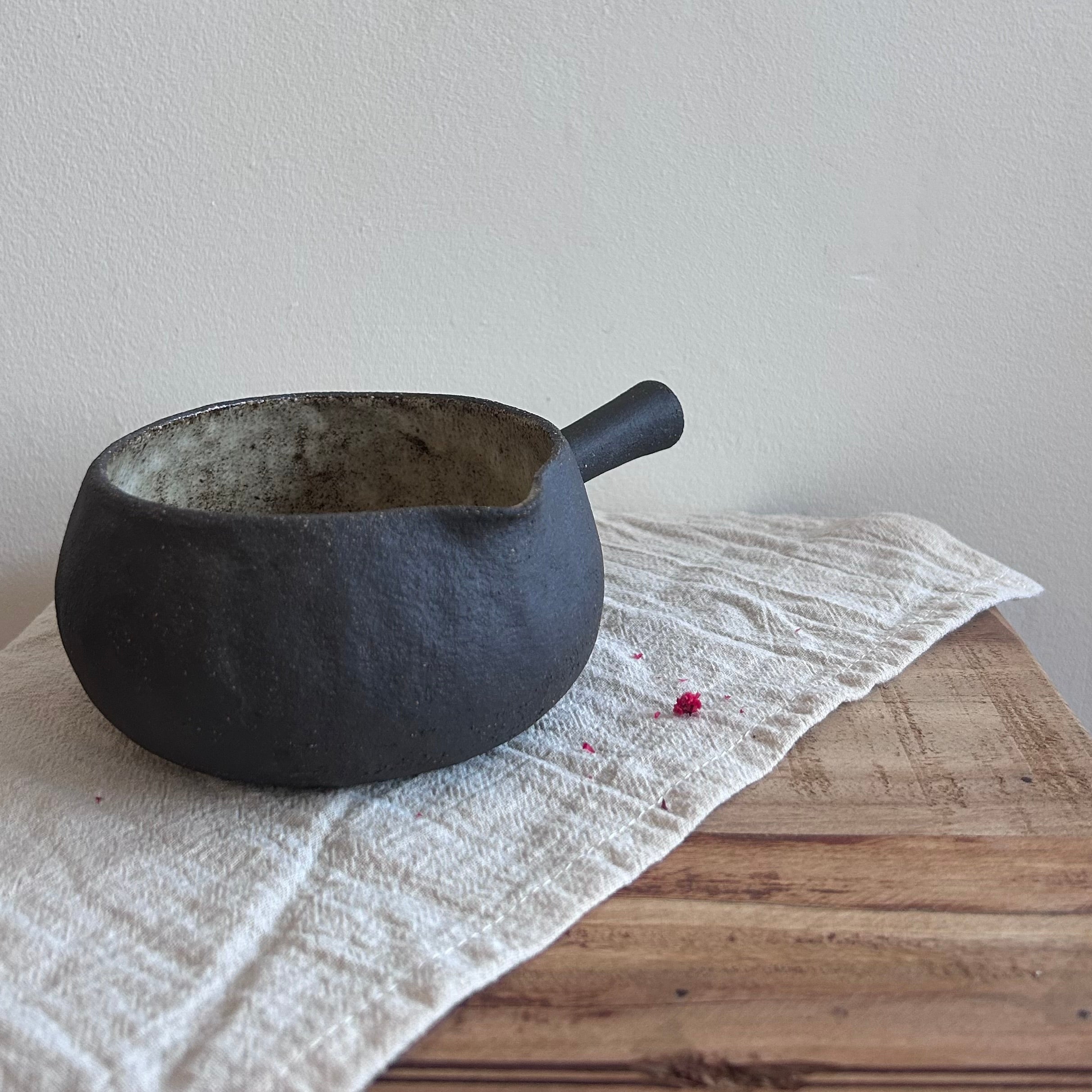 Ceramiczna Czarka z Uszkiem – Ręcznie Lepiona | Miseczka do Matcha, Sosu, Dresingu | Styl Wabi Sabi | 330ml - Alike Pottery Studio