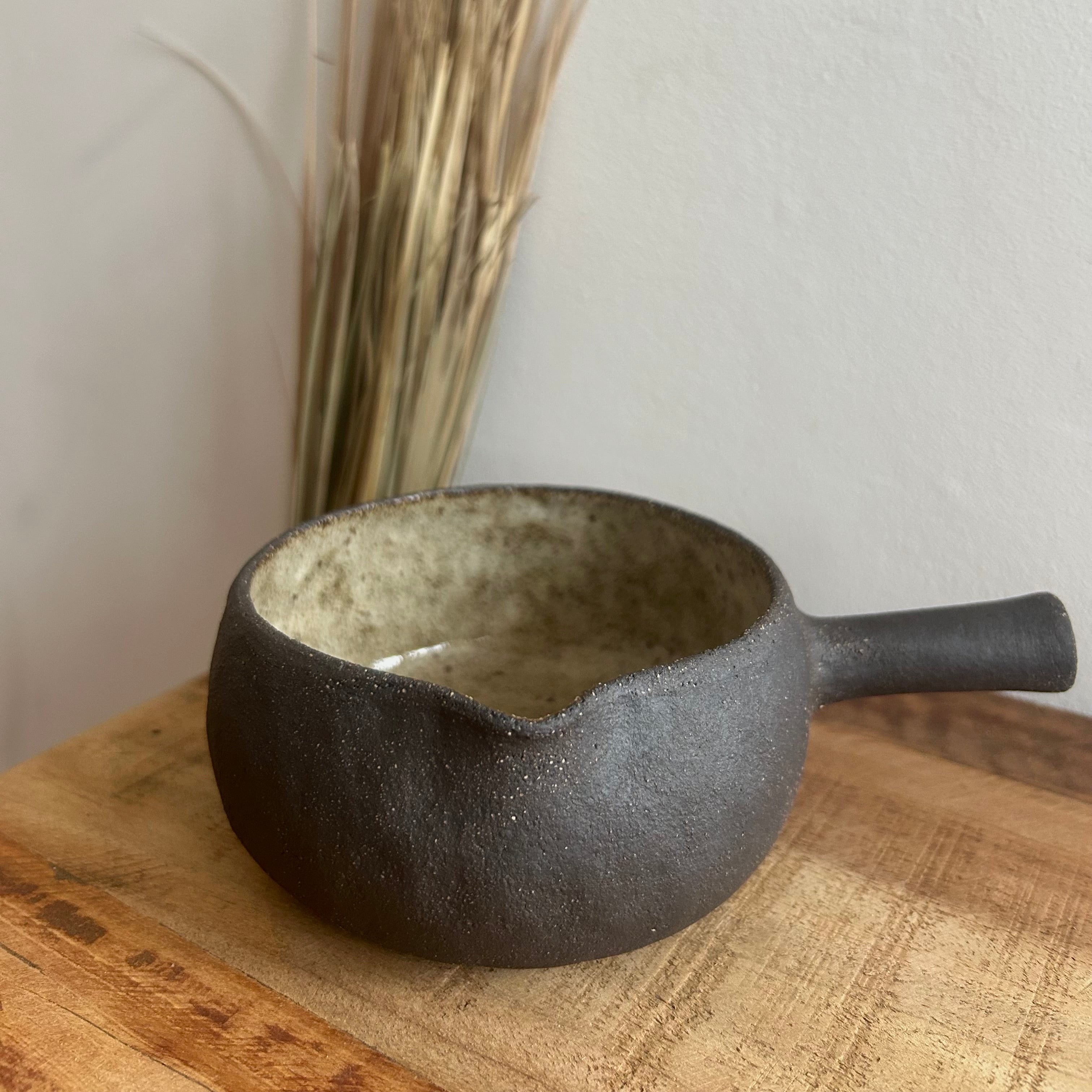 Ceramiczna Czarka z Uszkiem – Ręcznie Lepiona | Miseczka do Matcha, Sosu, Dresingu | Styl Wabi Sabi | 330ml - Alike Pottery Studio