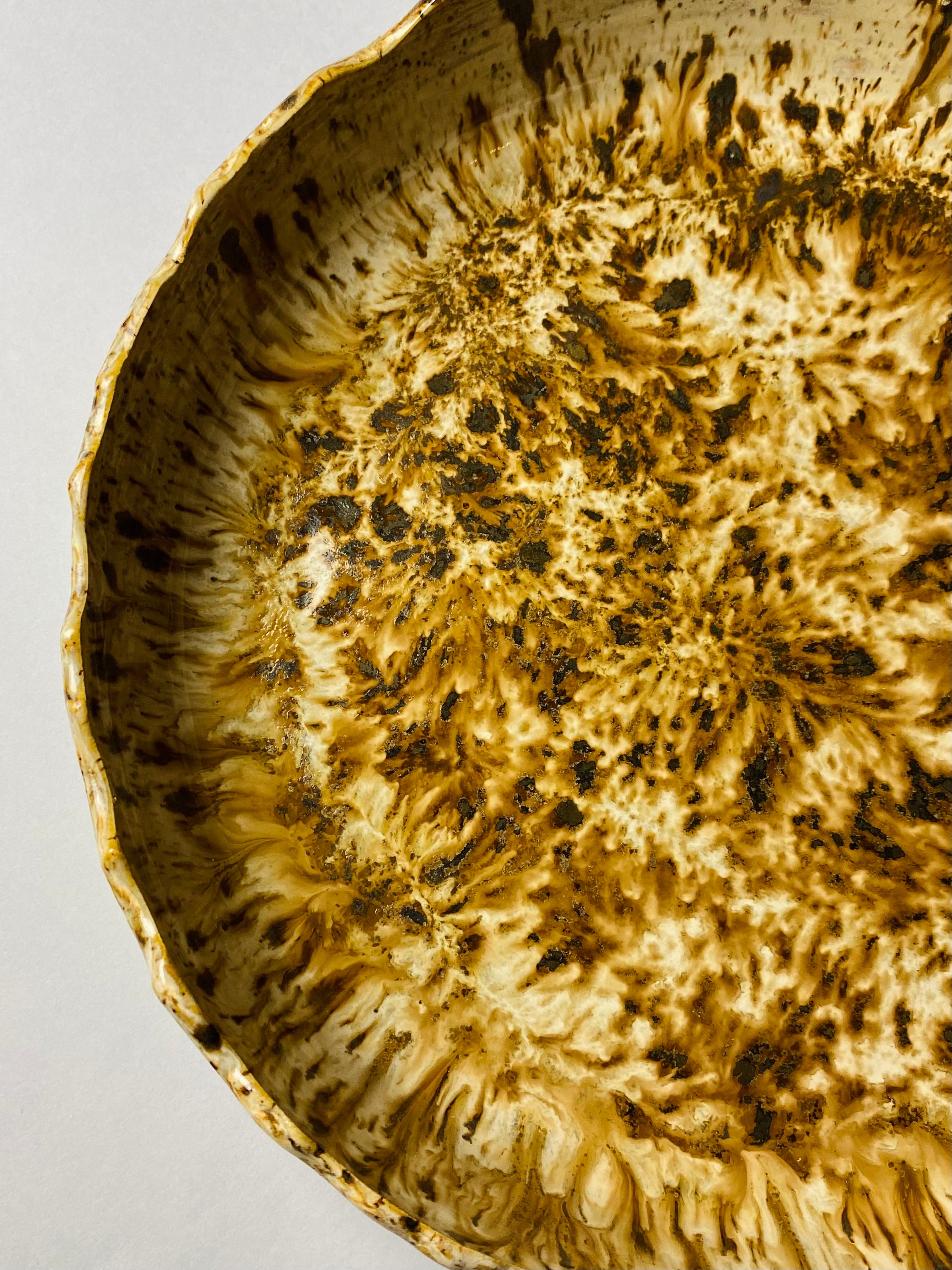 Misa z rzeźbionym brzegiem