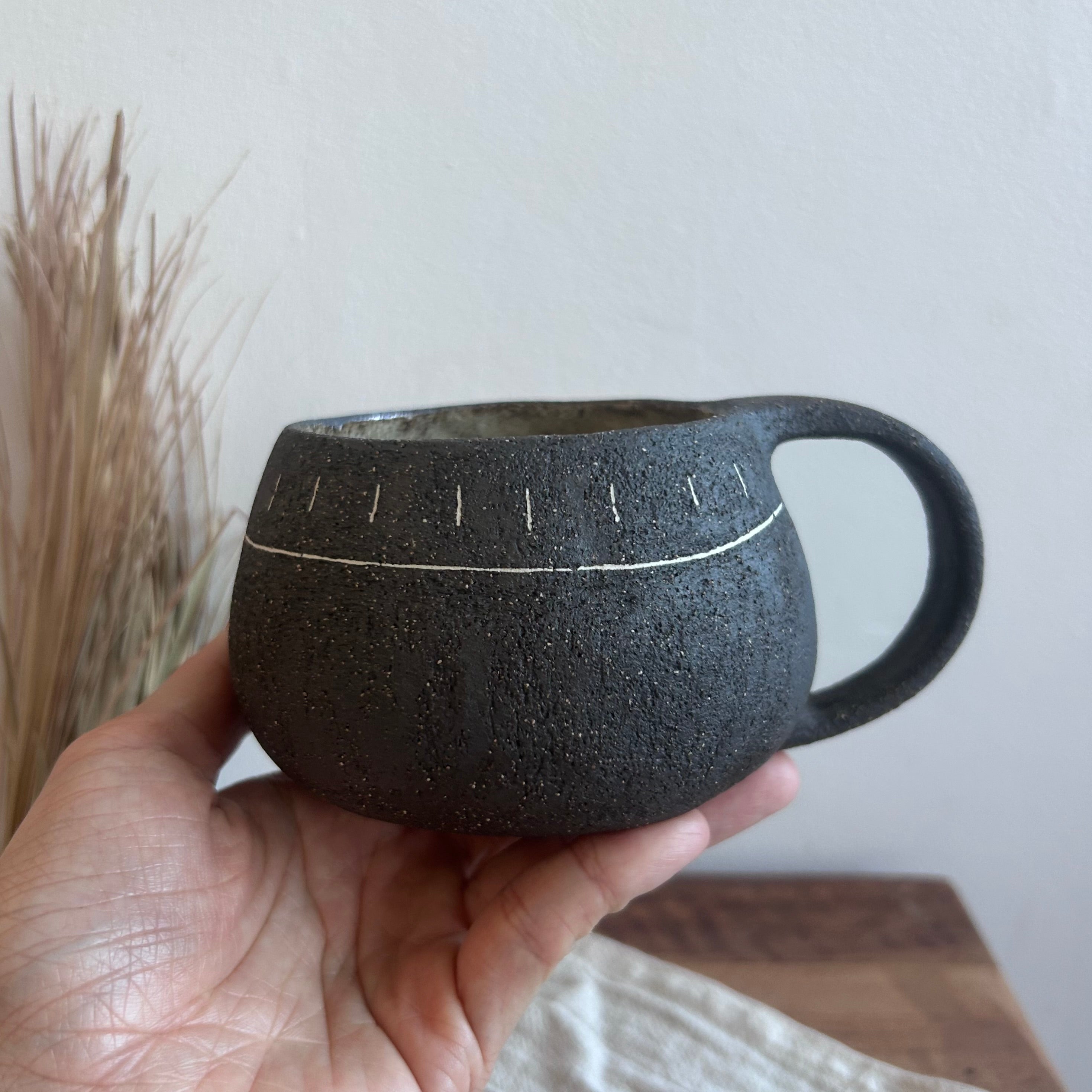 Ceramiczny Kubek z Uszkiem – Ręcznie Robiony, Styl Wabi Sabi | Kamionka z Dekoracją Mishima | 300ml - Alike Pottery Studio