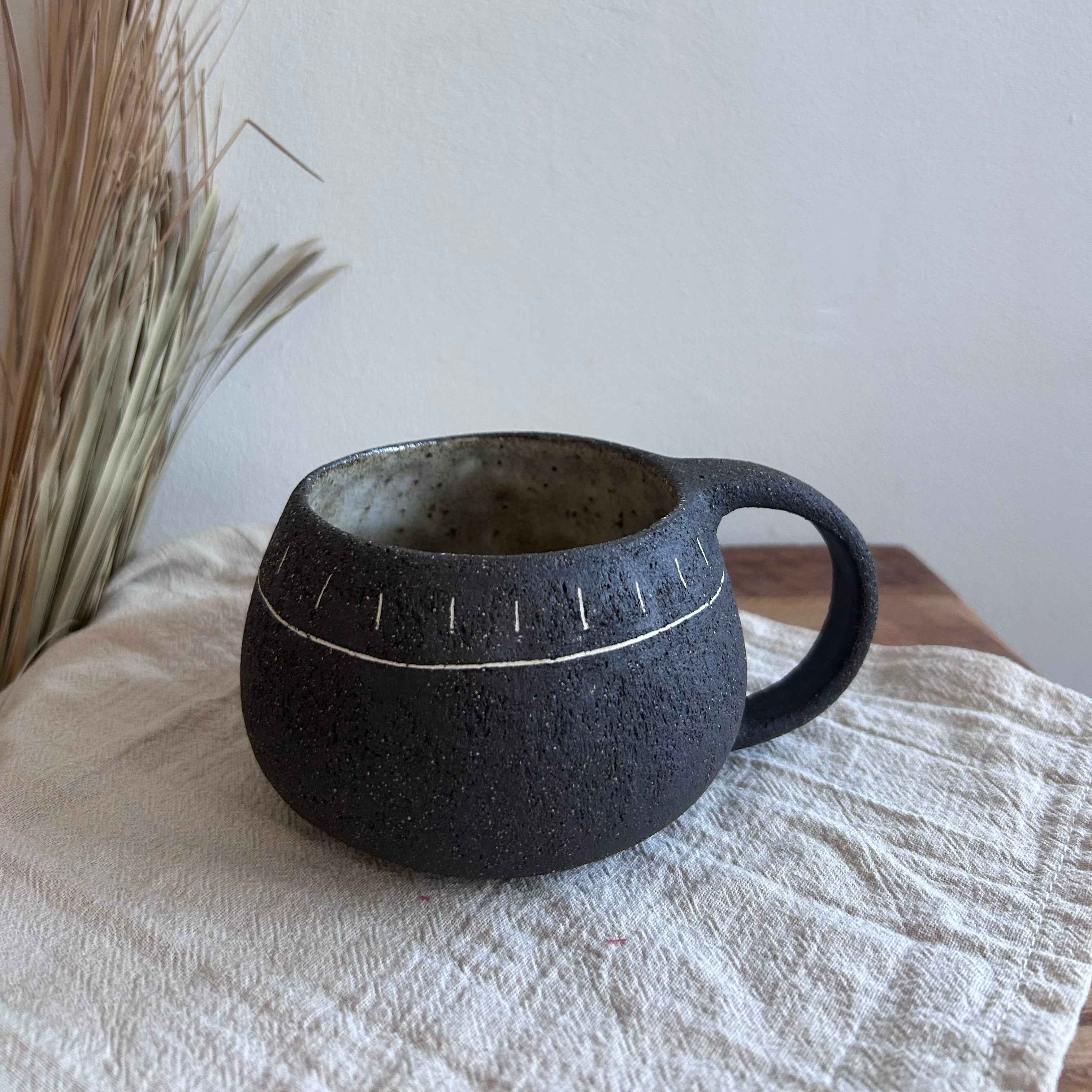 Ceramiczny Kubek z Uszkiem – Ręcznie Robiony, Styl Wabi Sabi | Kamionka z Dekoracją Mishima | 300ml