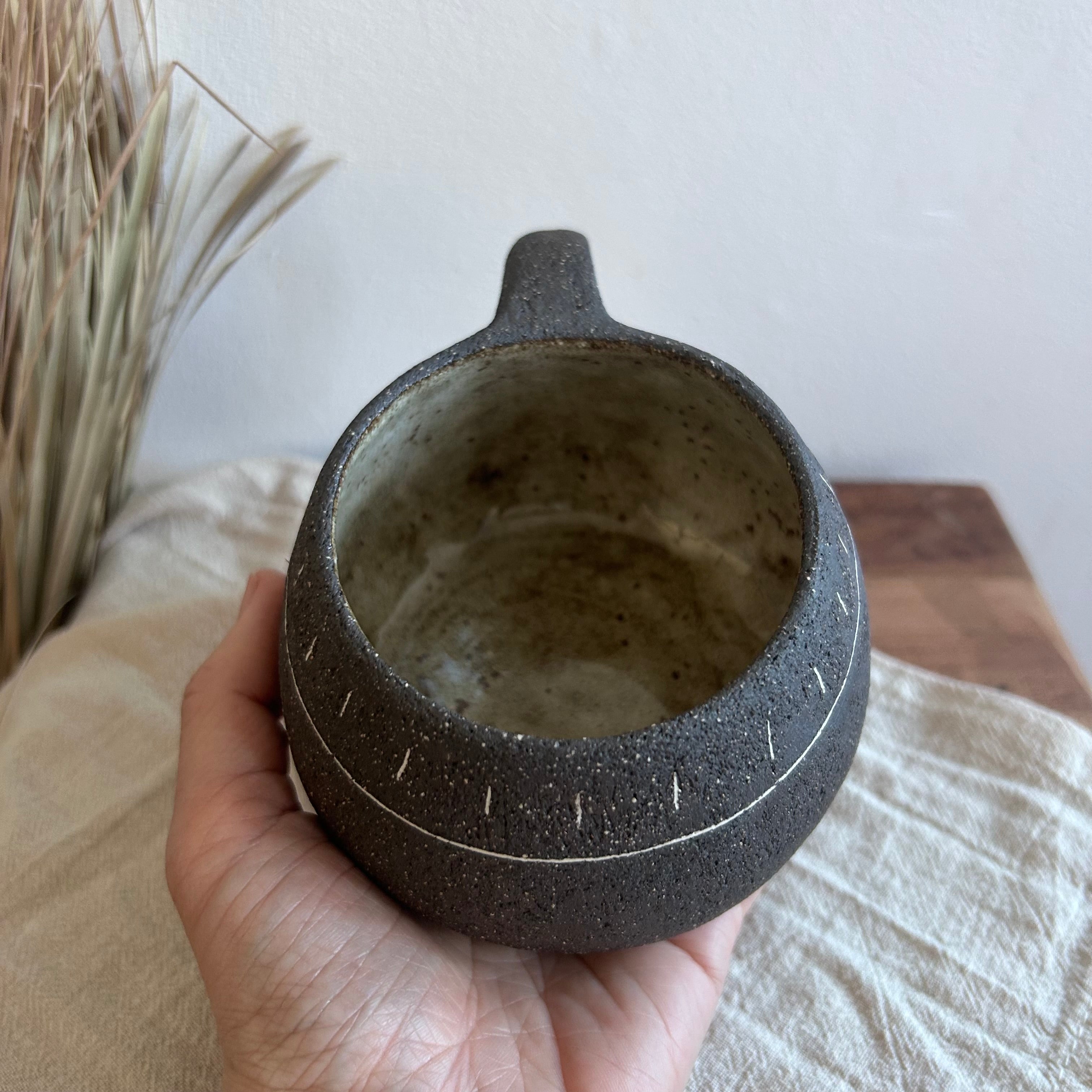 Ceramiczny Kubek z Uszkiem – Ręcznie Robiony, Styl Wabi Sabi | Kamionka z Dekoracją Mishima | 300ml - Alike Pottery Studio