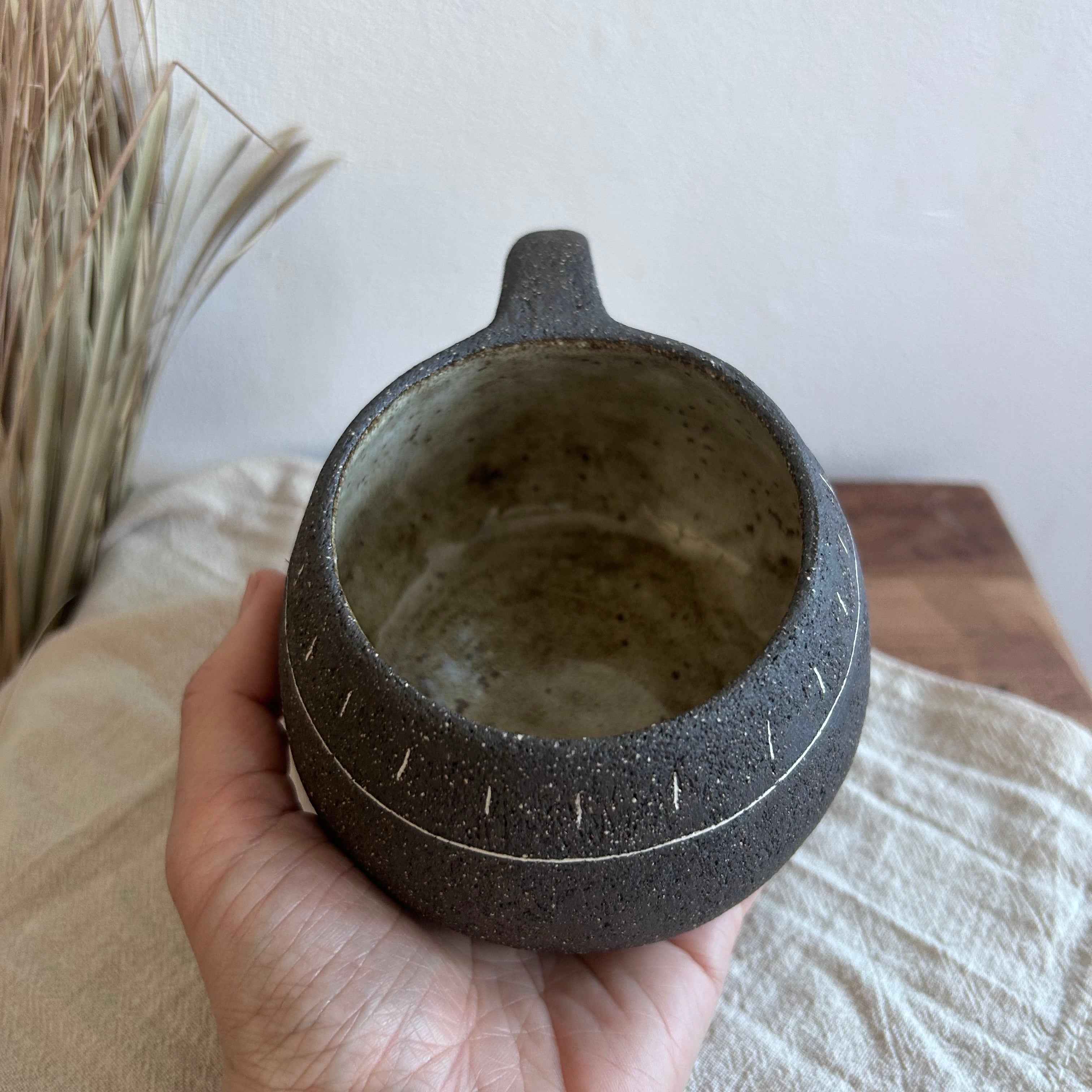 Ceramiczny Kubek z Uszkiem – Ręcznie Robiony, Styl Wabi Sabi | Kamionka z Dekoracją Mishima | 300ml