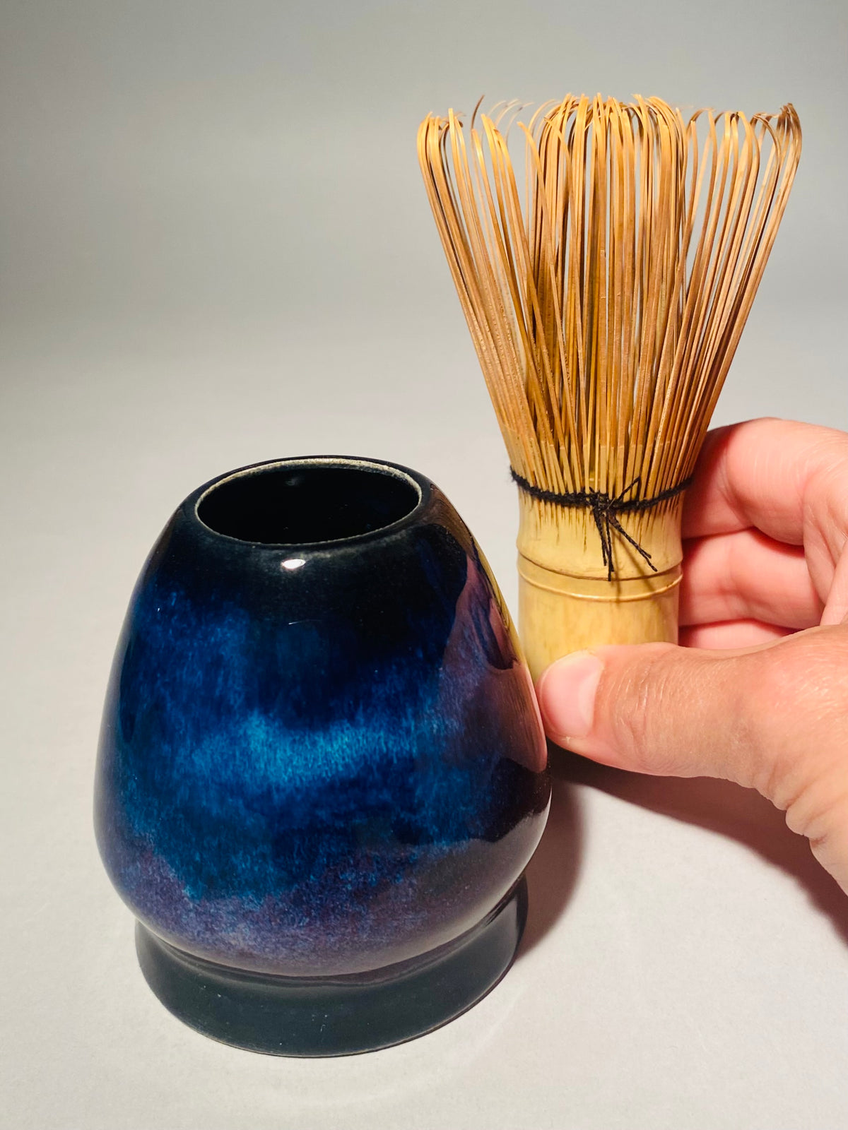 Ceramiczny stojak na chasen do matchy