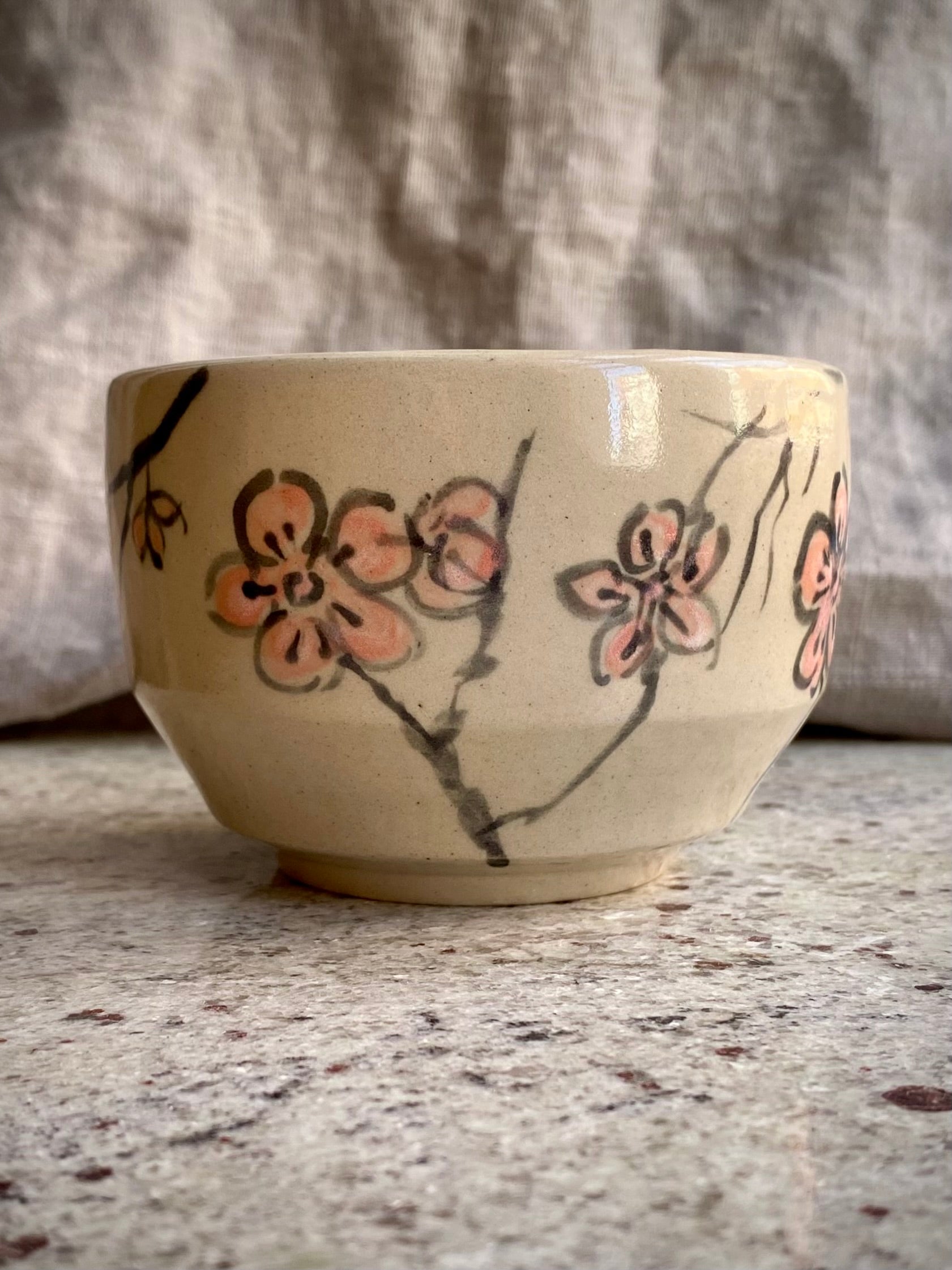 Czarka chawan z kamionki kwiaty śliwy - Alike Pottery Studio