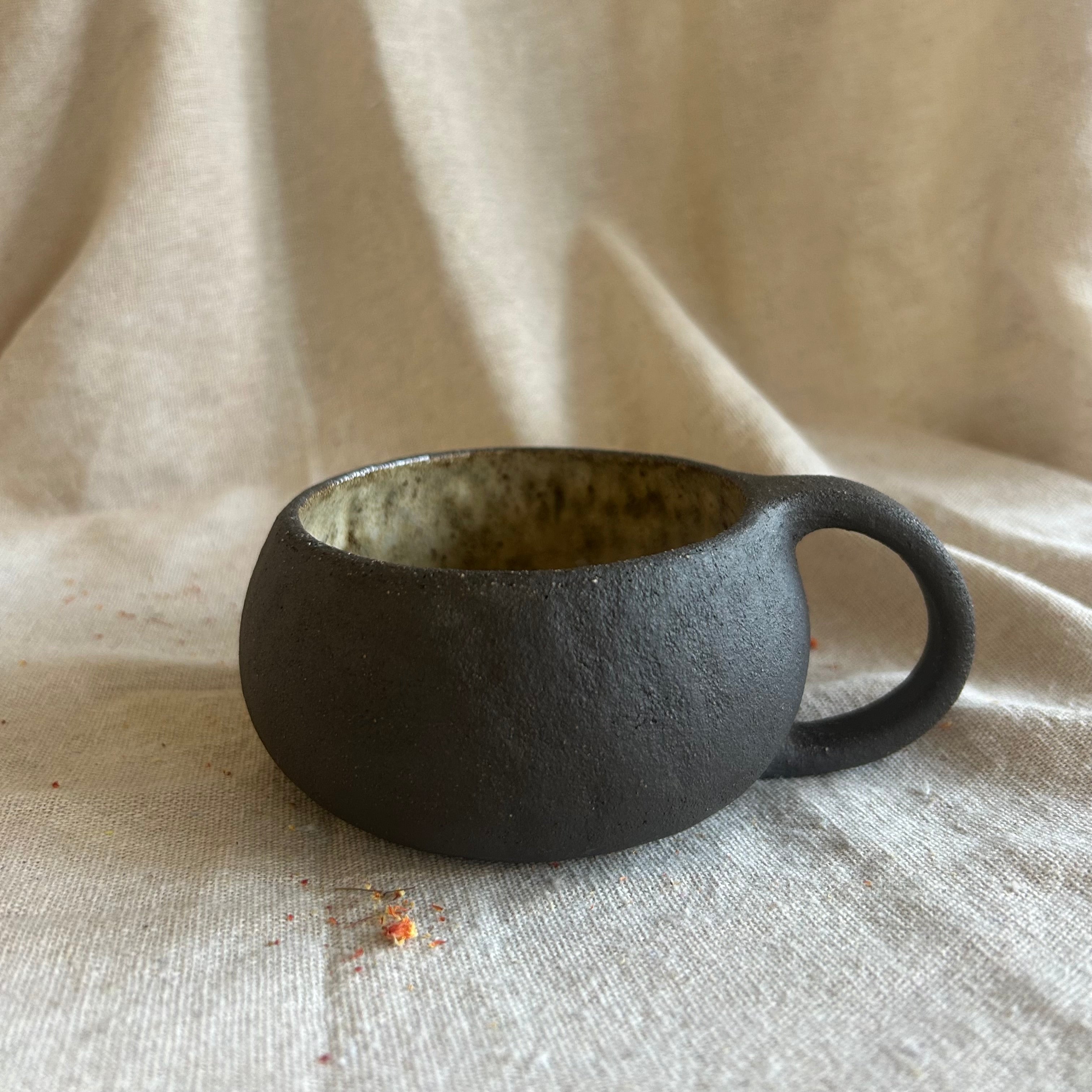 Ręcznie formowana miseczka / kubek 300 ml – surowa, ziemista ceramika