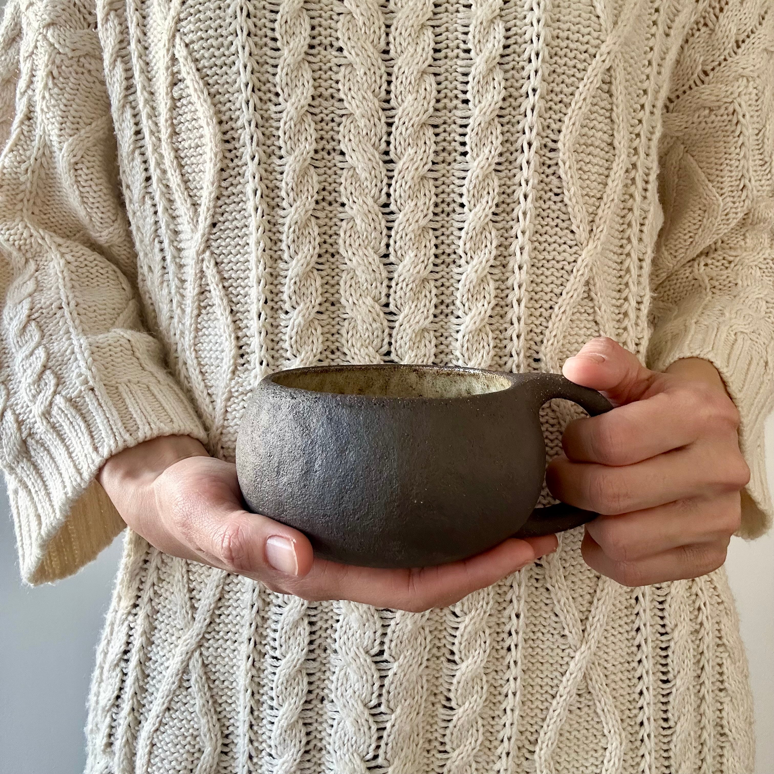 Ręcznie formowana miseczka / kubek 300 ml – surowa, ziemista ceramika