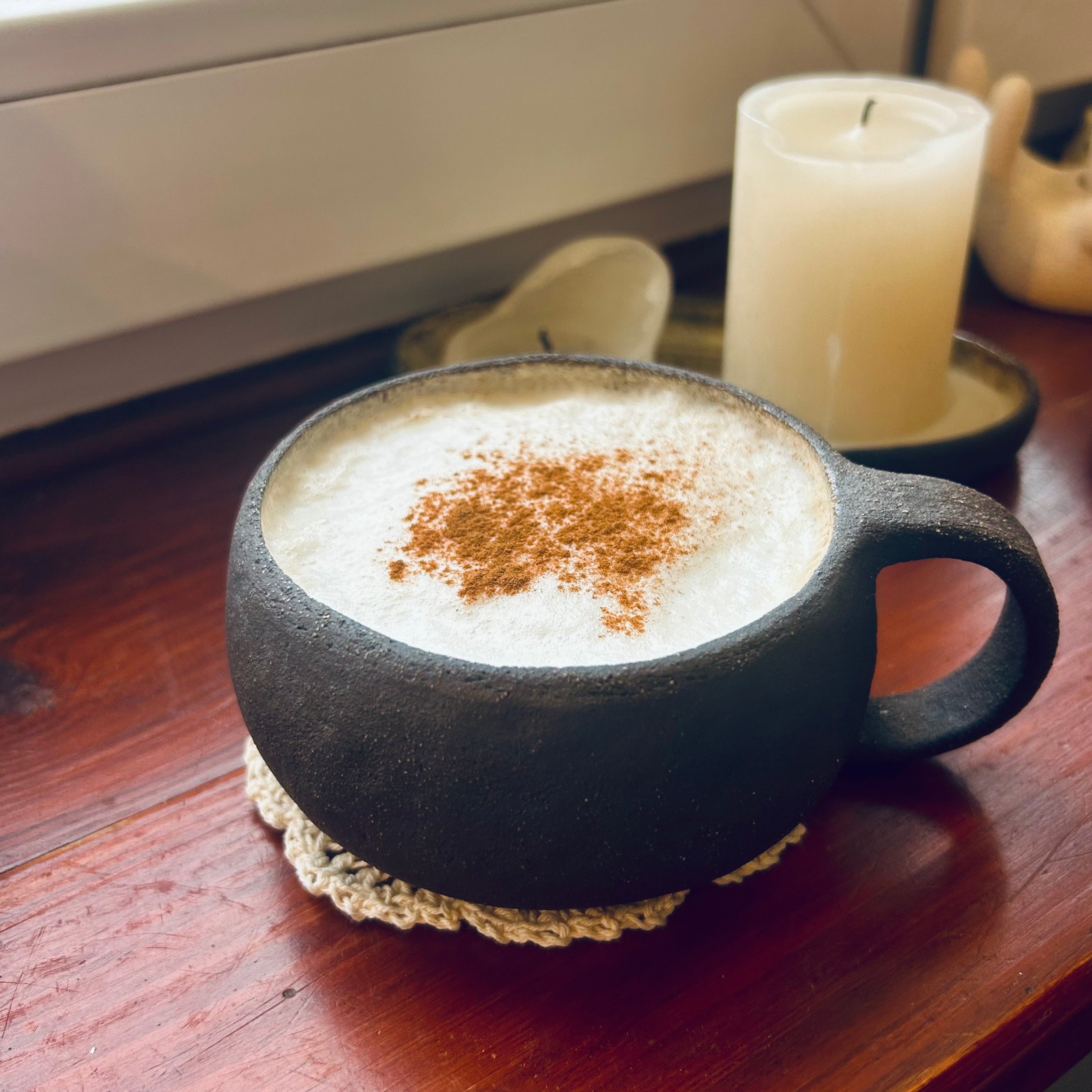 Ręcznie formowana miseczka / kubek 300 ml – surowa, ziemista ceramika