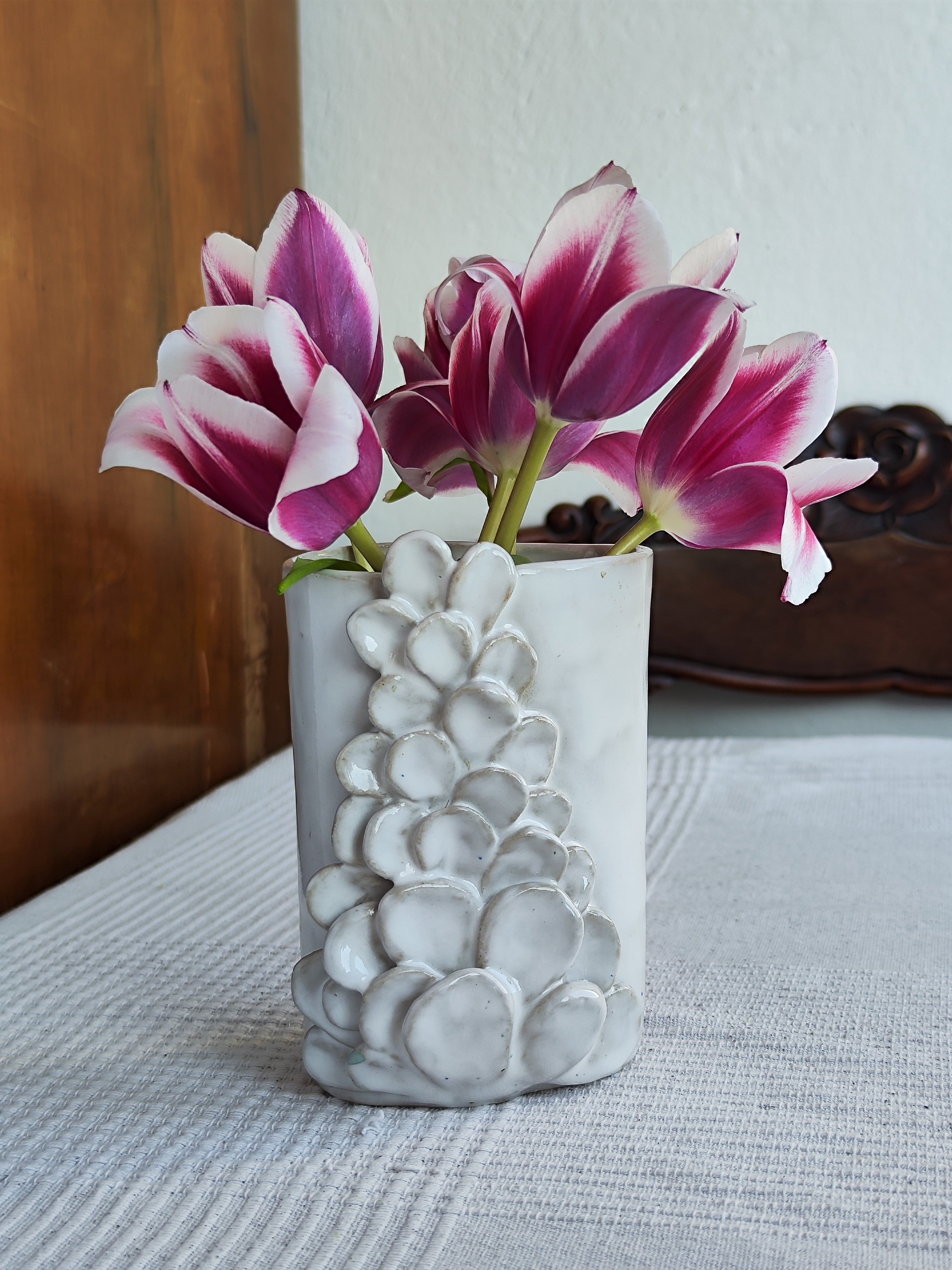 Biały niewielki wazon z rzeźbiarskim elementem - Alike Pottery Studio