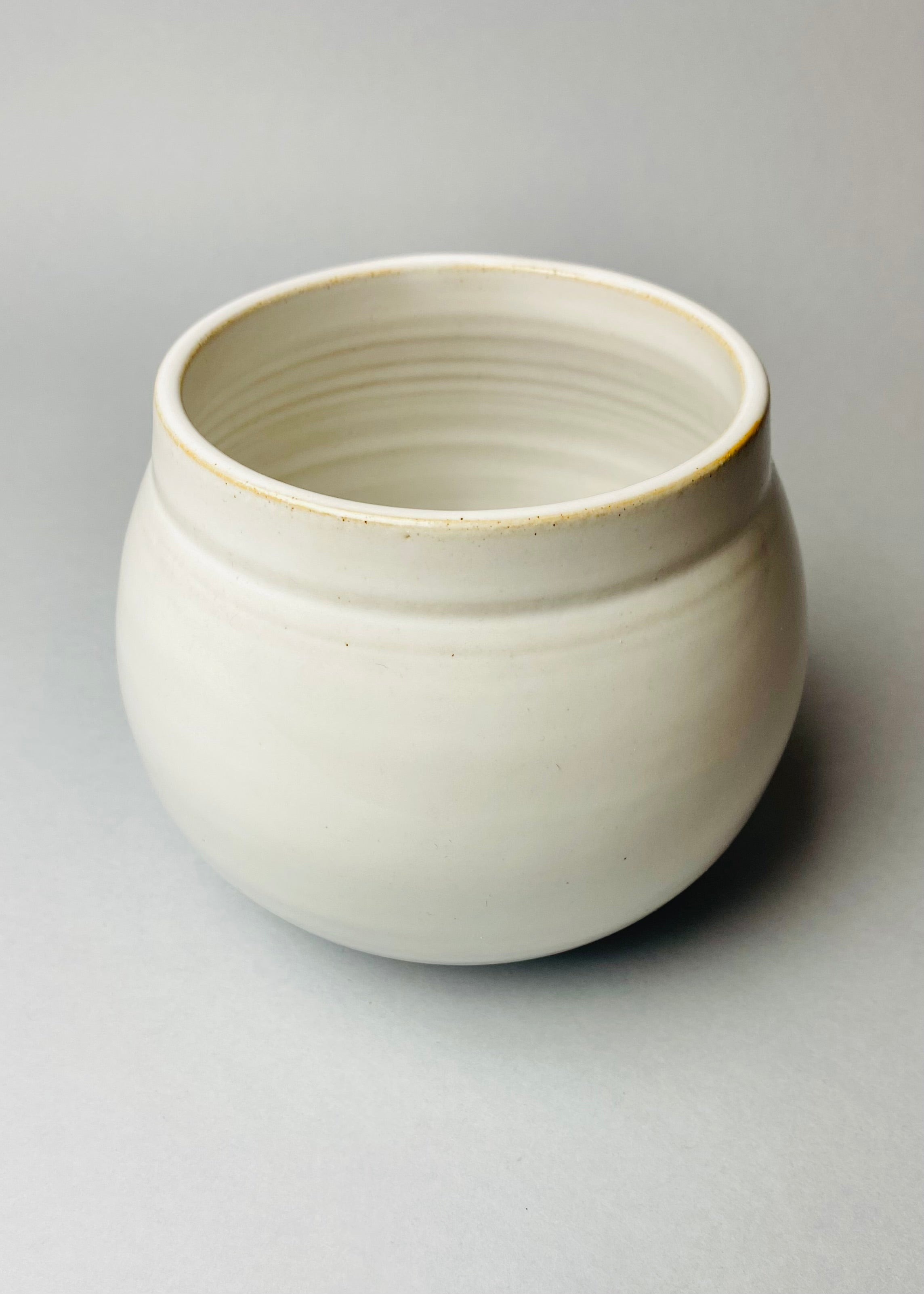 Wazonik z kamionki biała kula