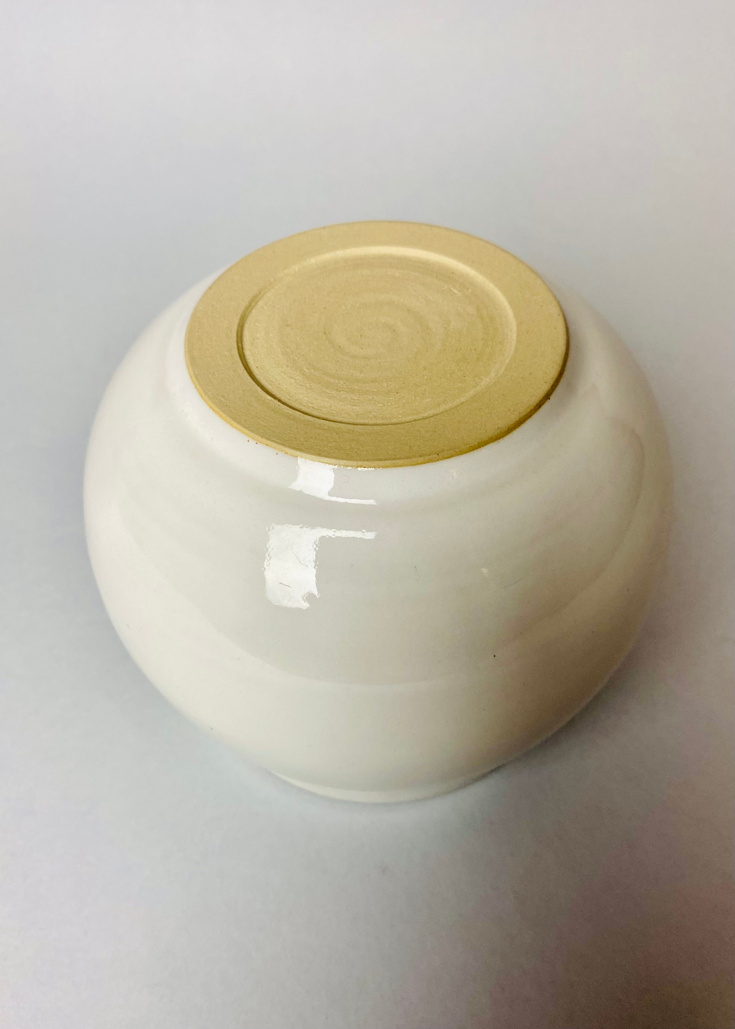 Wazonik z kamionki biała kula