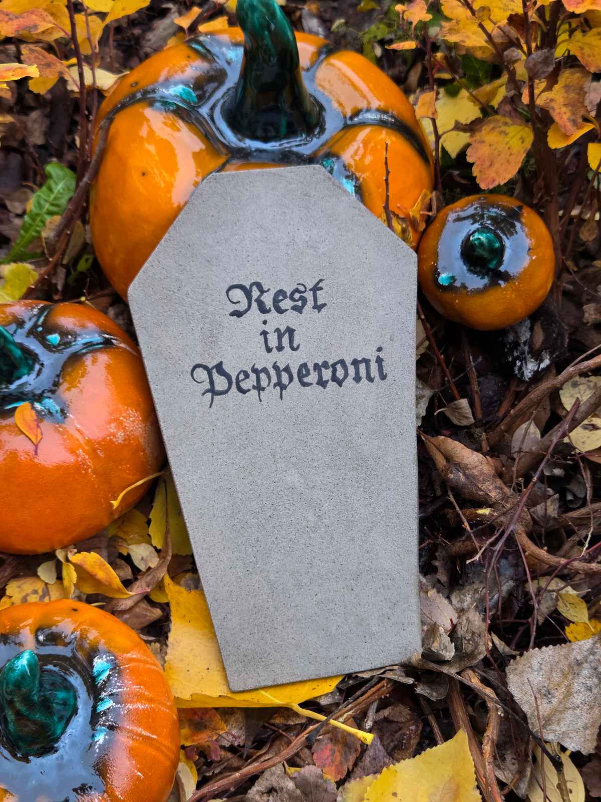 Nagrobek Rest in Pepperoni - Halloweenowa dekoracja lub patera na przekąski