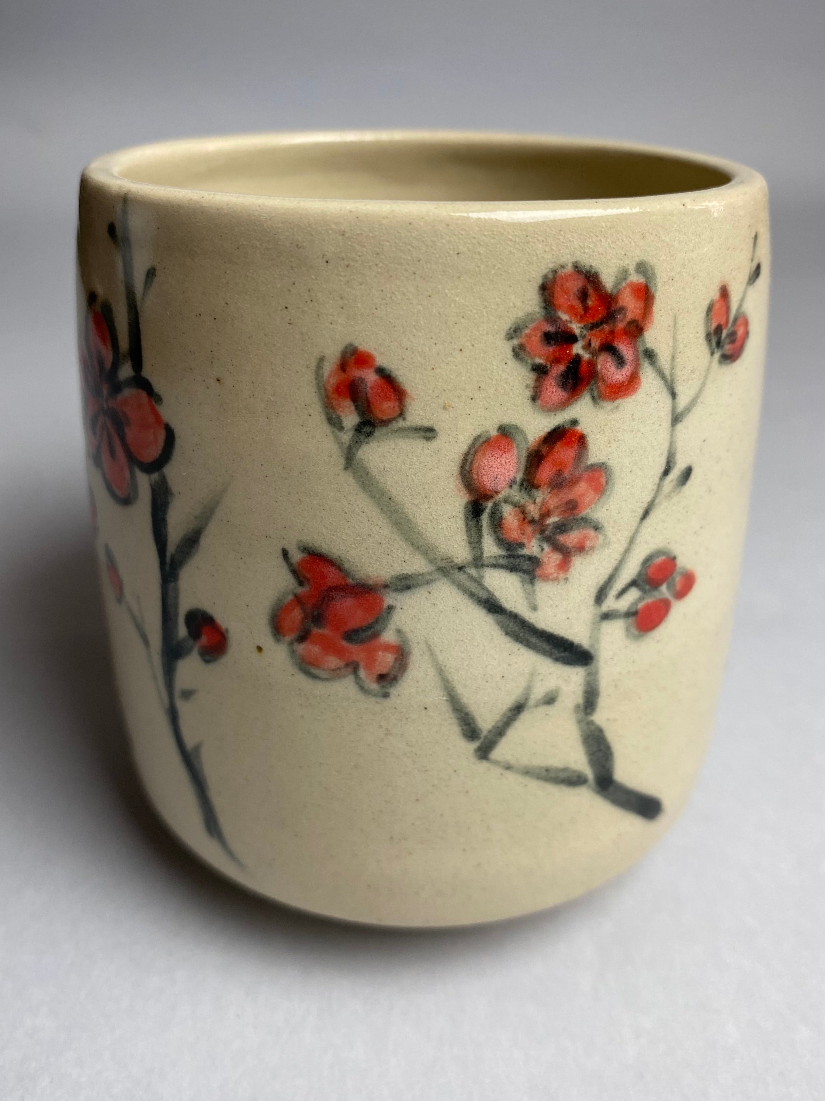Czarka yunomi z kamionki kwiaty śliwy - Alike Pottery Studio