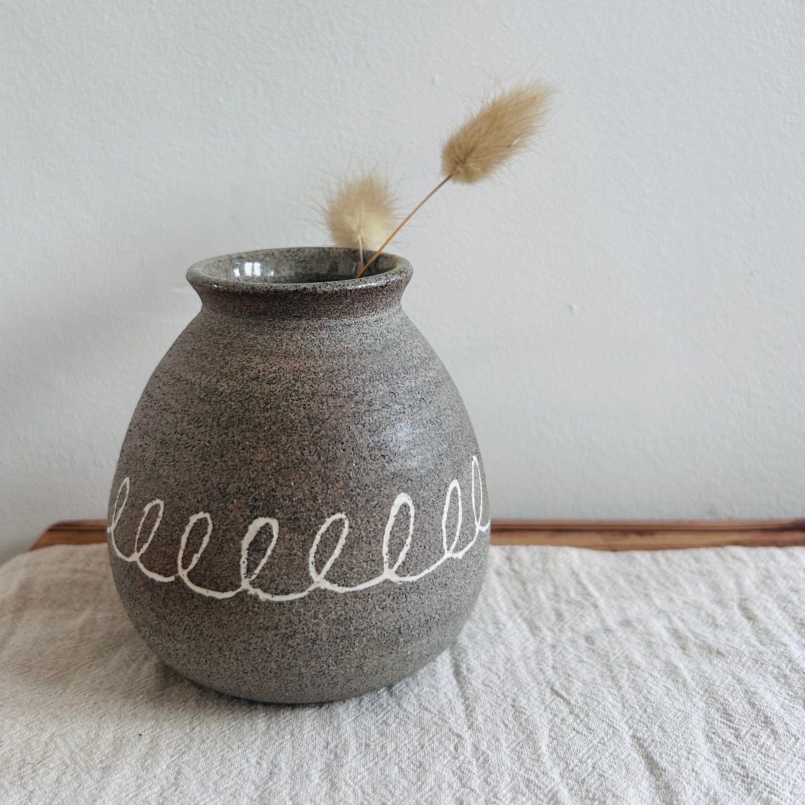 Ceramiczny Wazonik Wabi Sabi – Toczony na Kole, Szara Kamionka | Dekoracja Mishima – Wzór Pętli | wys. 9 cm - Alike Pottery Studio