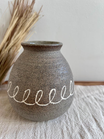 Ceramiczny Wazonik Wabi Sabi – Toczony na Kole, Szara Kamionka | Dekoracja Mishima – Wzór Pętli | wys. 9 cm - Alike Pottery Studio