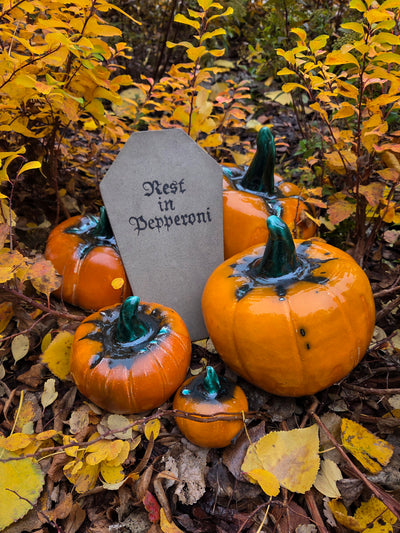 Nagrobek Rest in Pepperoni - Halloweenowa dekoracja lub patera na przekąski