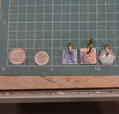 Kolczyki porcelanowe, mini kafelki. Pastelowo różowe tło oraz błękity i fiolety #4