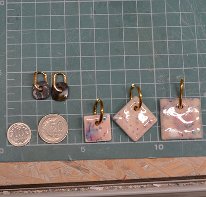 Kolczyki porcelanowe, mini kafelki. Pastelowo różowe tło oraz błękity i fiolety #4